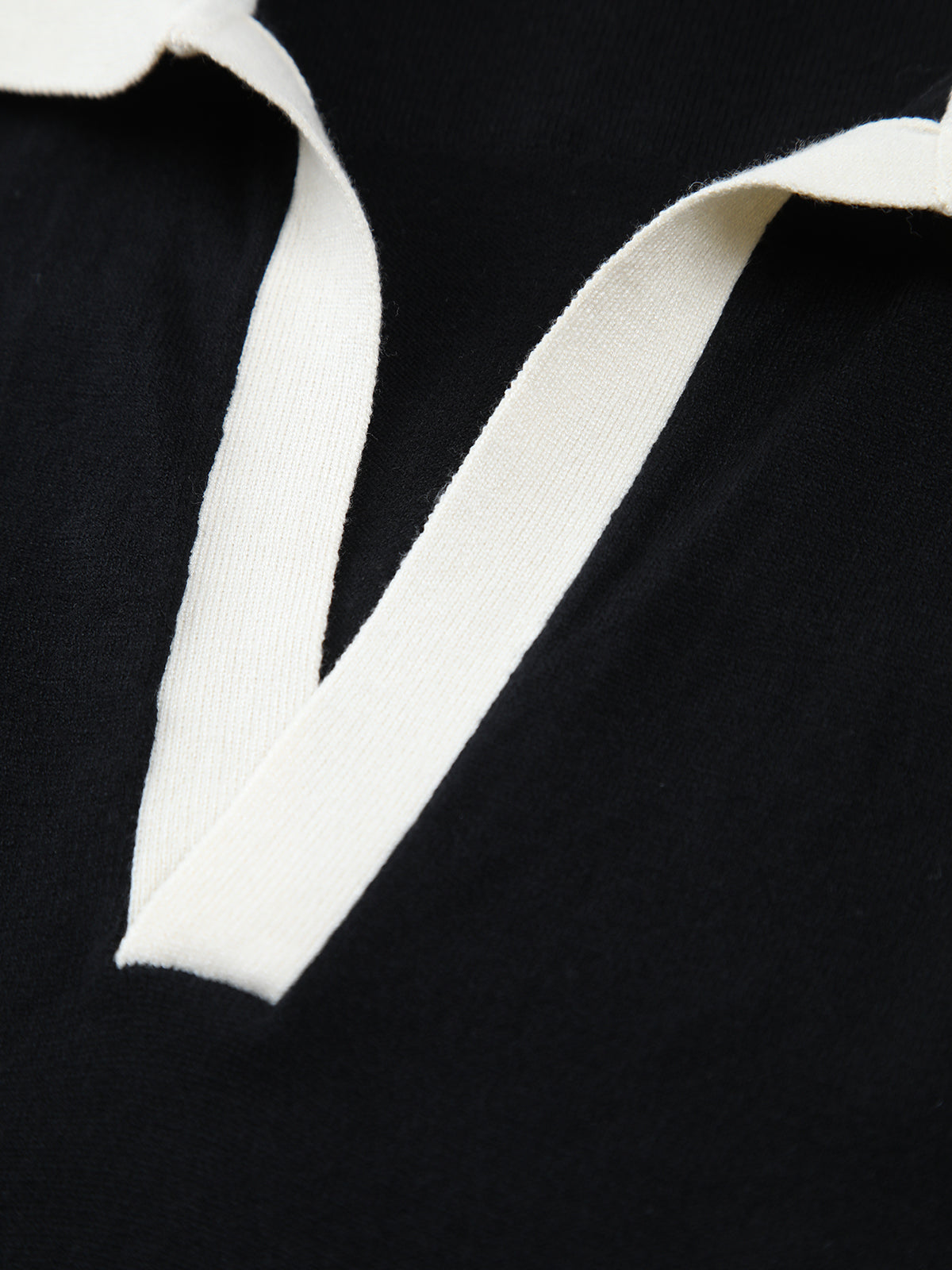 Strickweste mit V-Ausschnitt und kontrastfarbenem Kragen