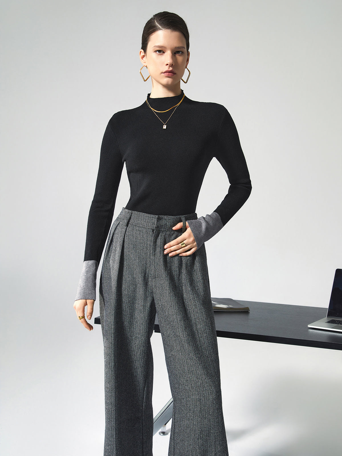 Langärmelige Strickbluse mit kontrastierenden Bündchen