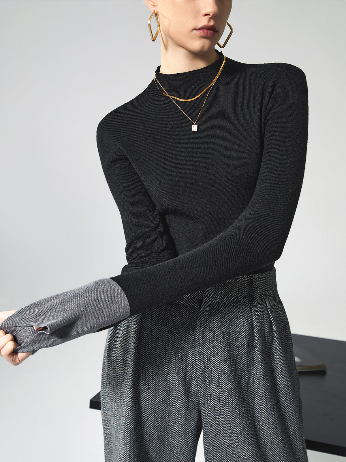 Langärmelige Strickbluse mit kontrastierenden Bündchen
