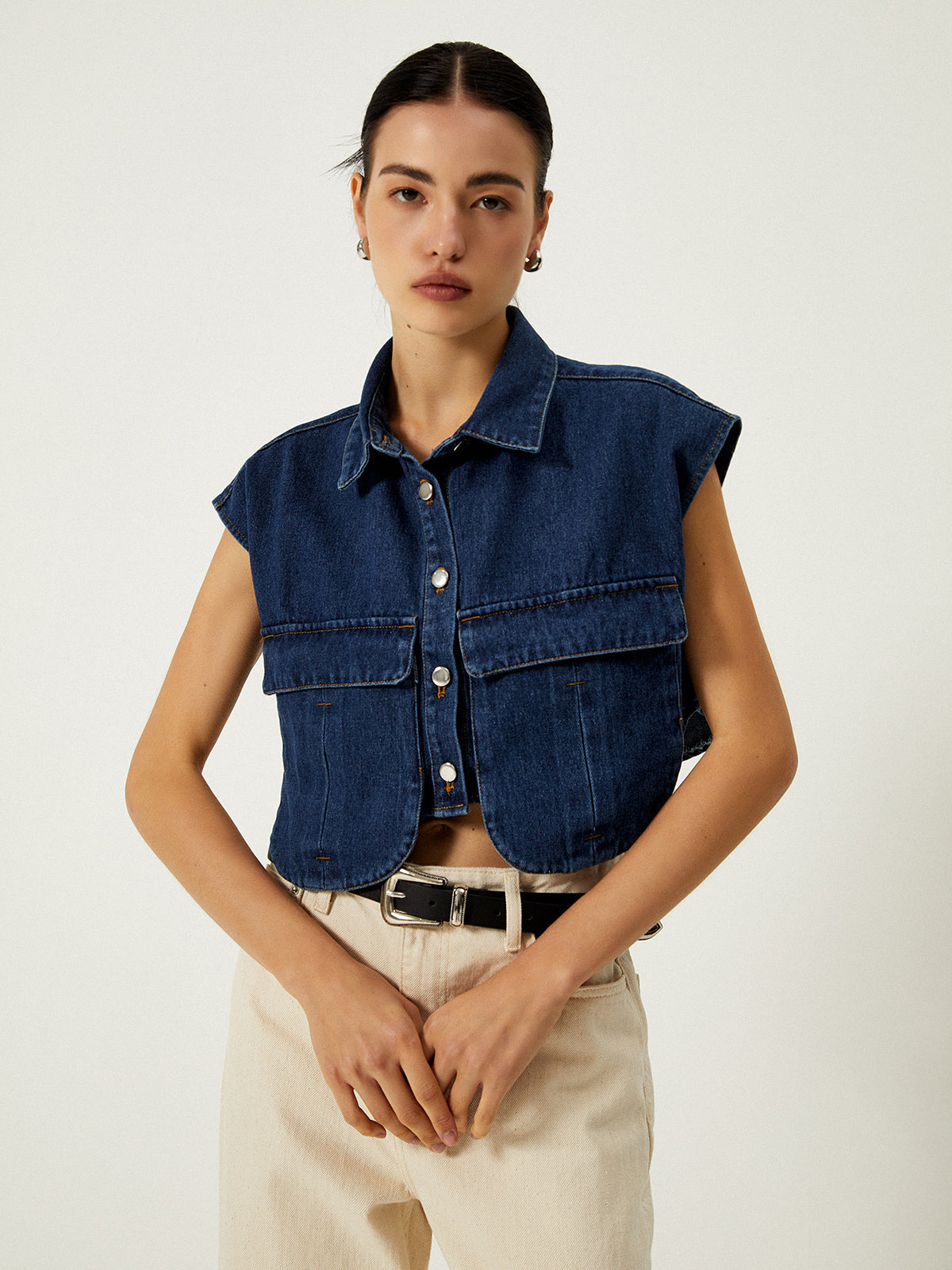 Jeansweste mit Taschen und offenem Kragen
