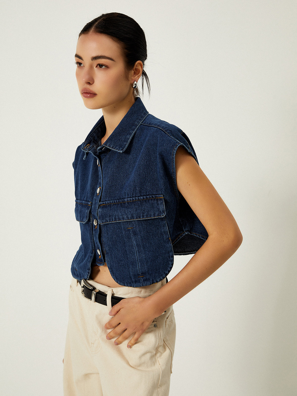 Jeansweste mit Taschen und offenem Kragen