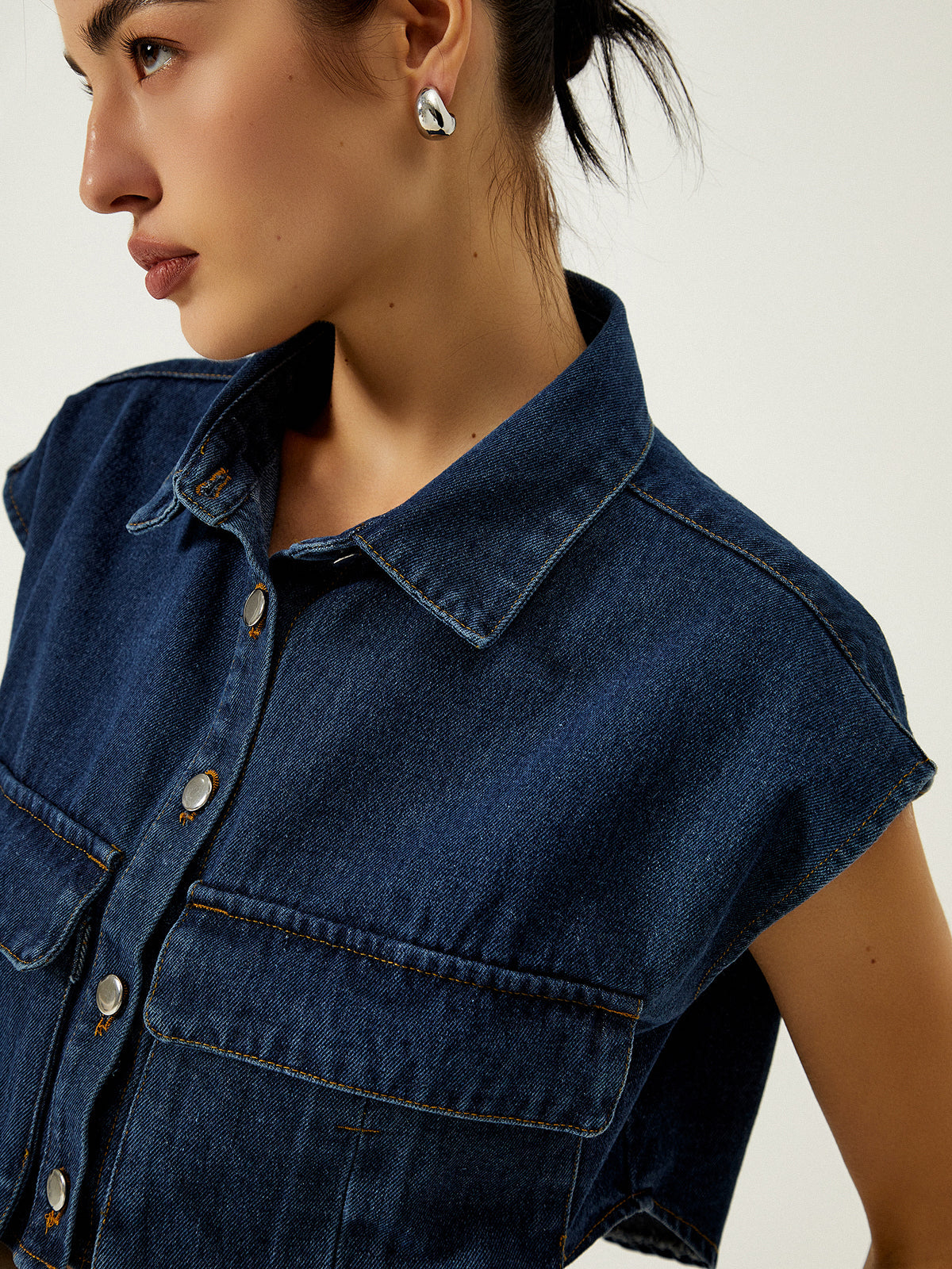 Jeansweste mit Taschen und offenem Kragen