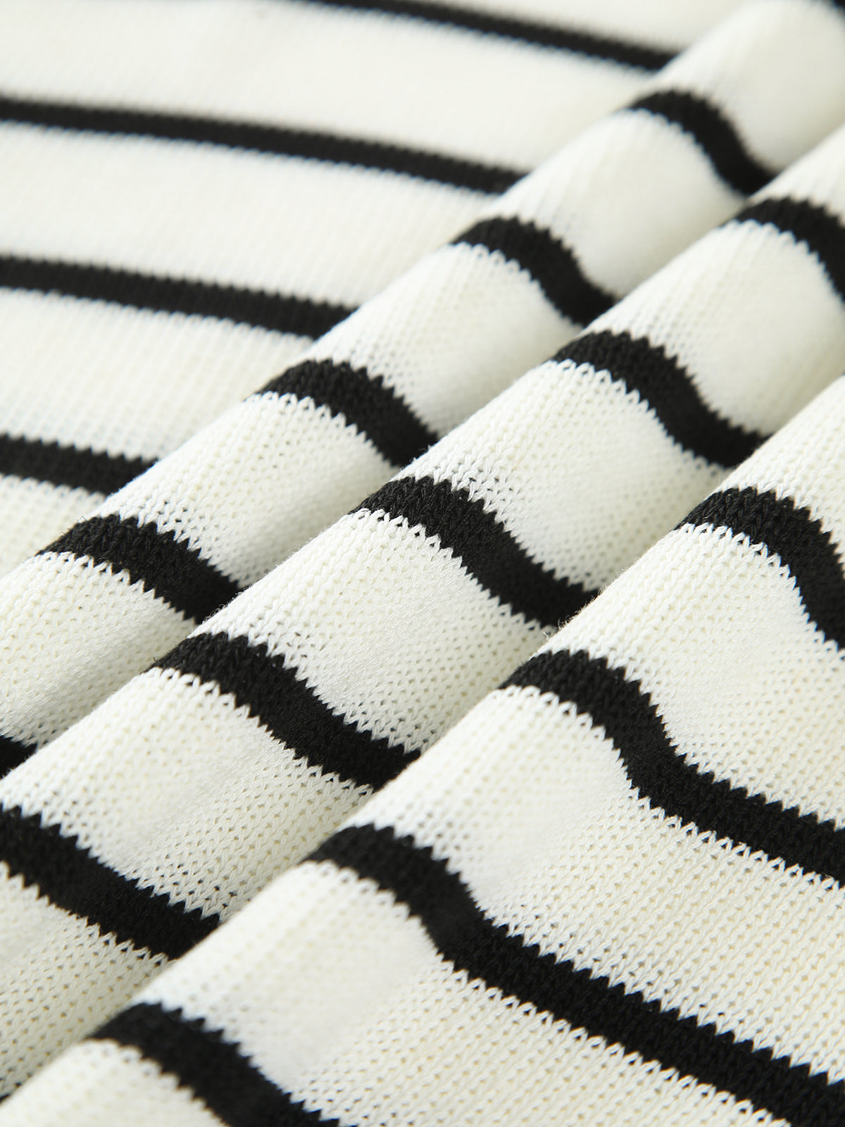 Klassische gestreifte Strickweste