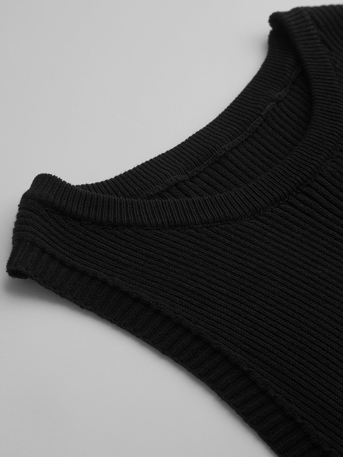 Schmale Strickweste mit Kontrastbesatz