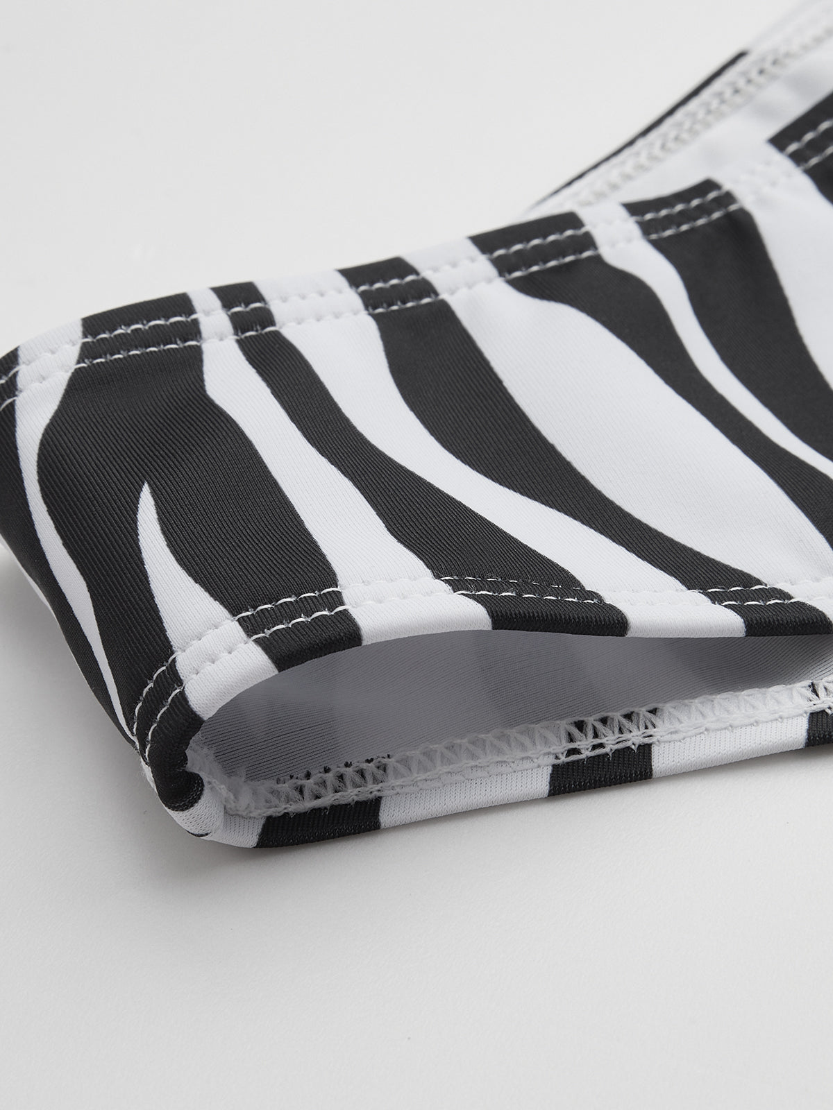 Zebra-gestreiftes Triangel-Bikini-Set