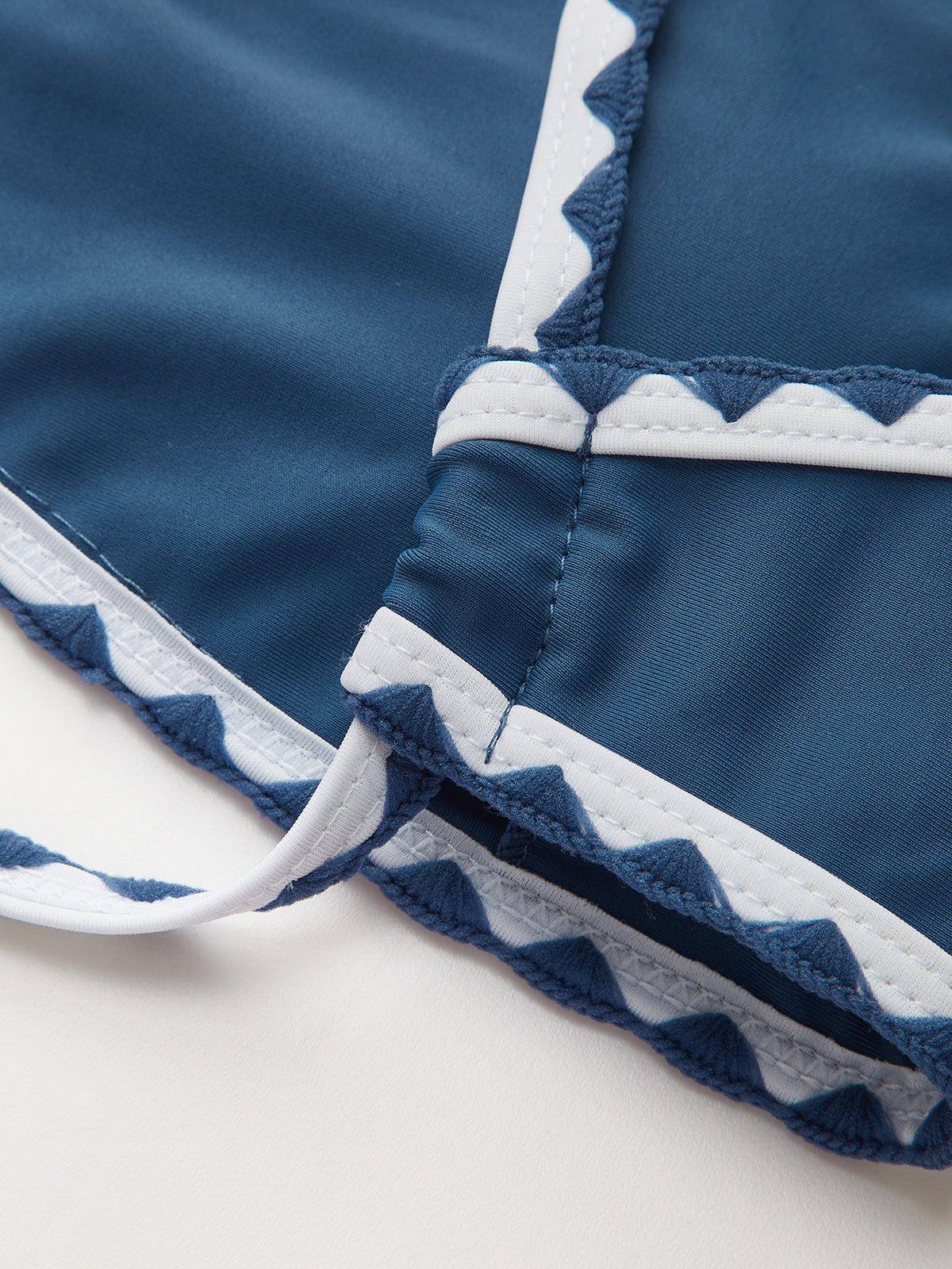 Bikini-Set mit kontrastierendem Schnitt und Knoten