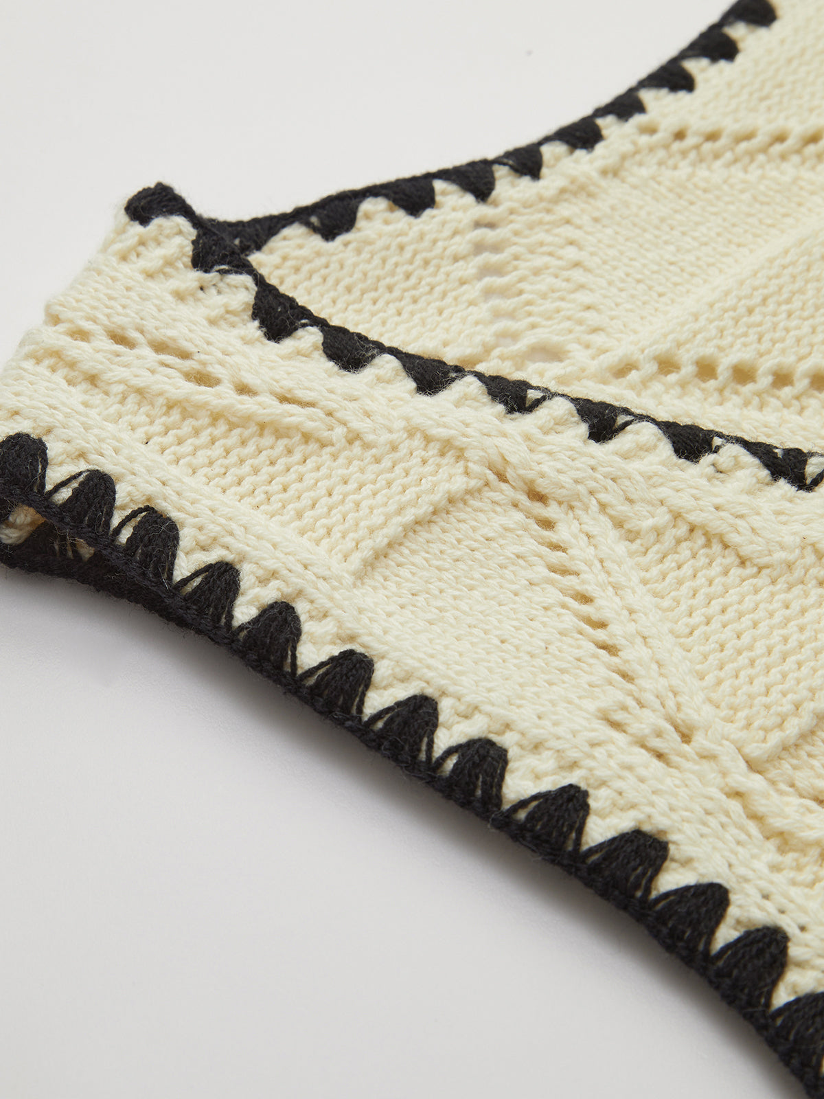 Strickweste mit geknotetem Kontrastrand