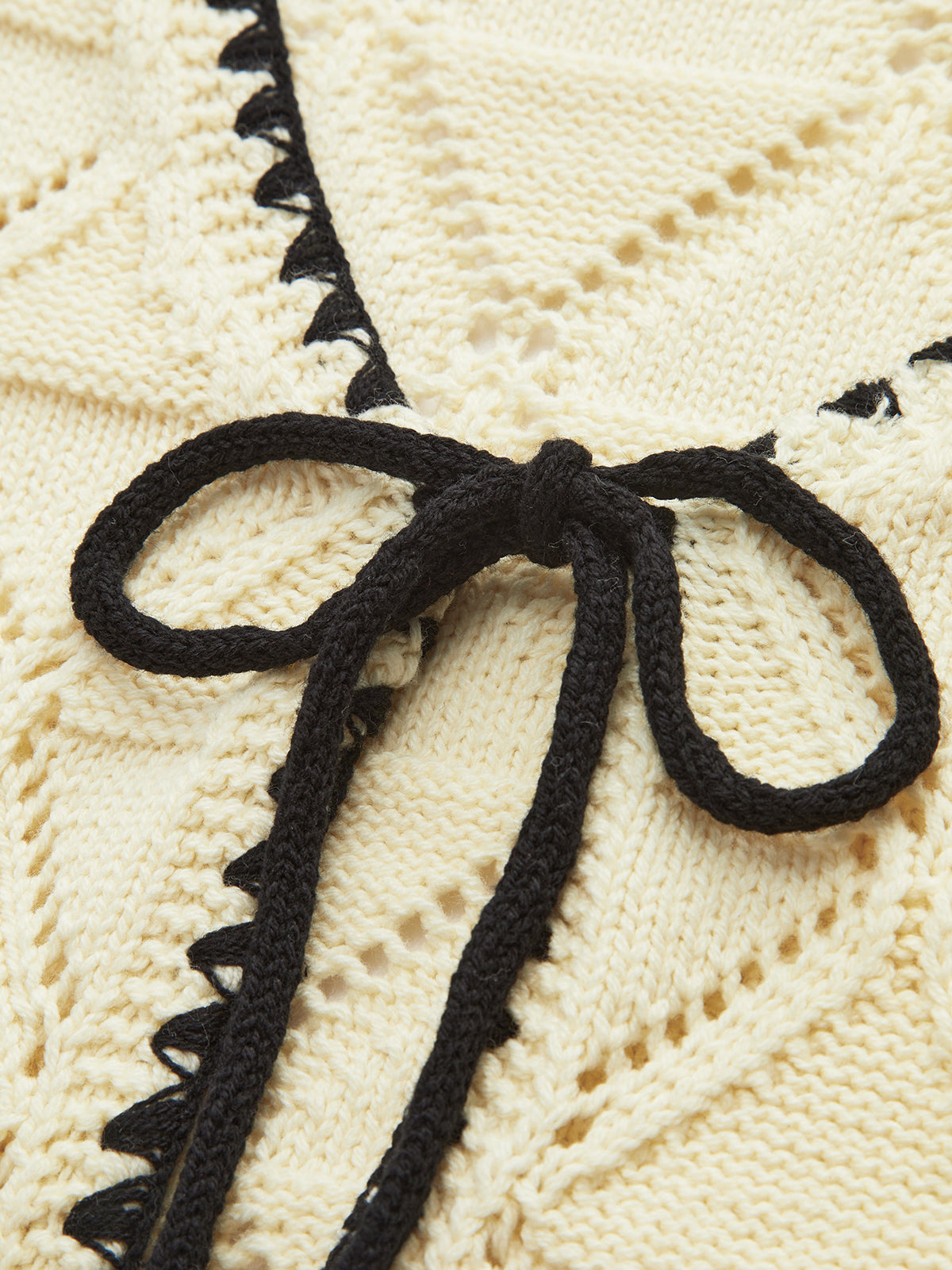 Strickweste mit geknotetem Kontrastrand