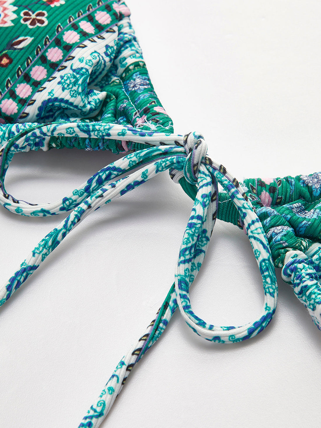 Bikini-Set mit Blumenmuster und Bindebändern vorne