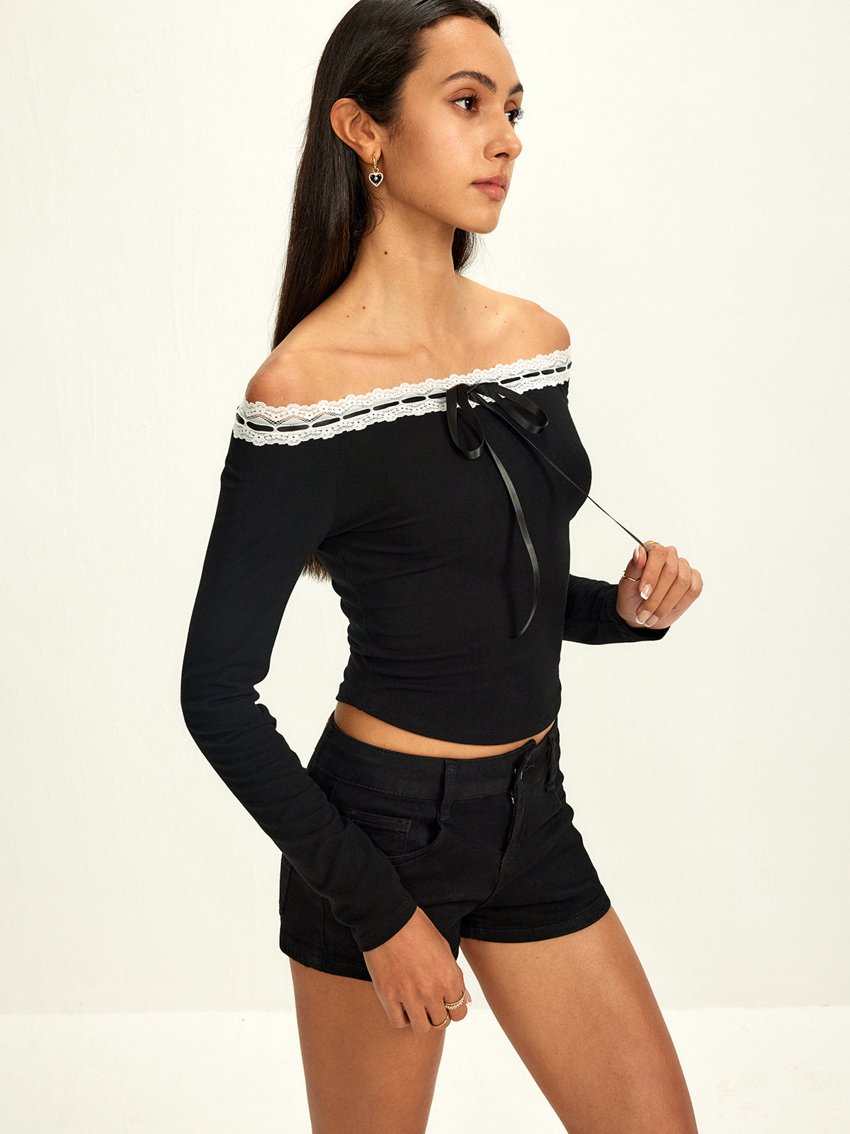 Schulterfreie Bluse mit Spitzenbesatz