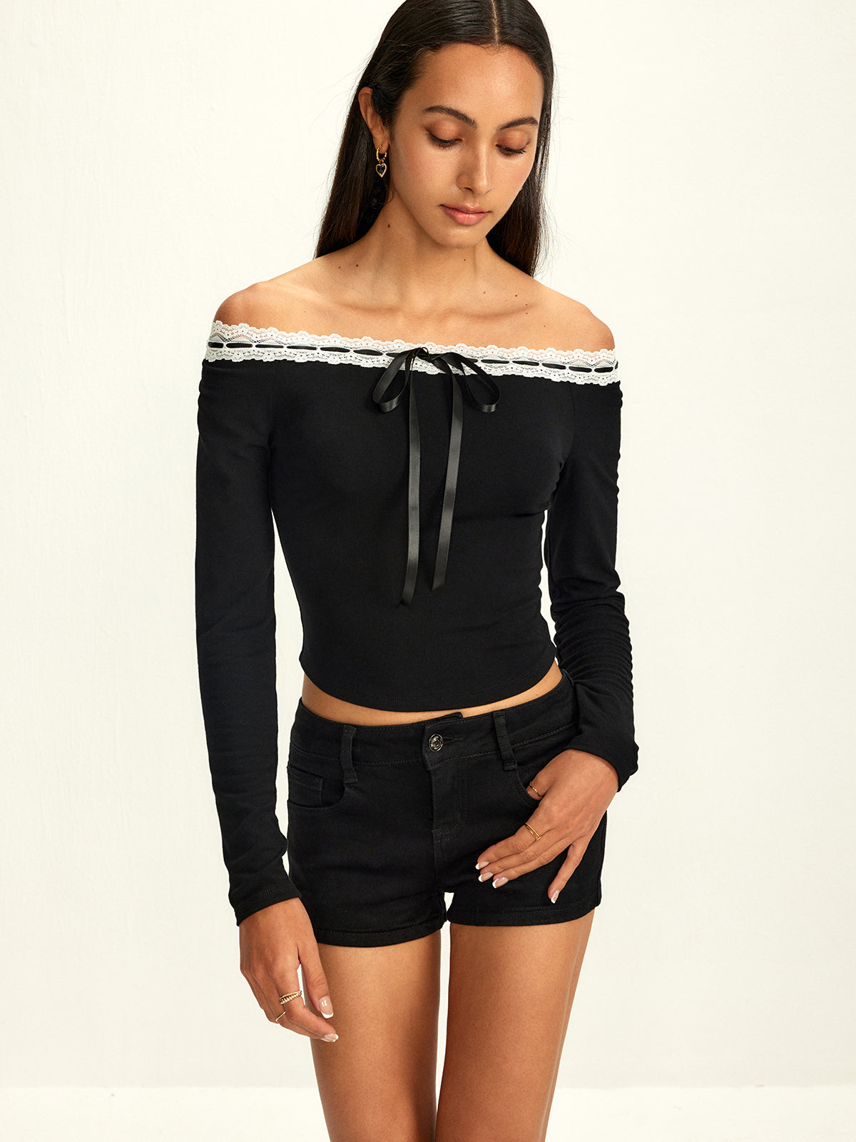 Schulterfreie Bluse mit Spitzenbesatz