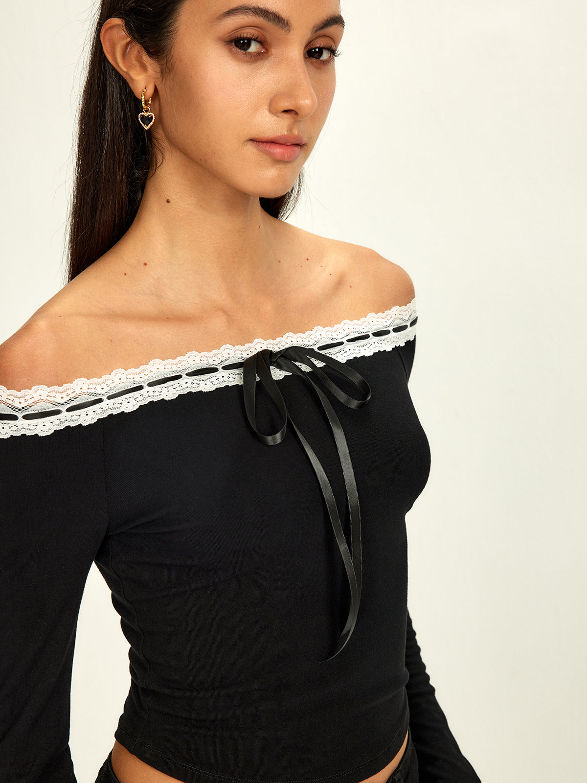 Schulterfreie Bluse mit Spitzenbesatz