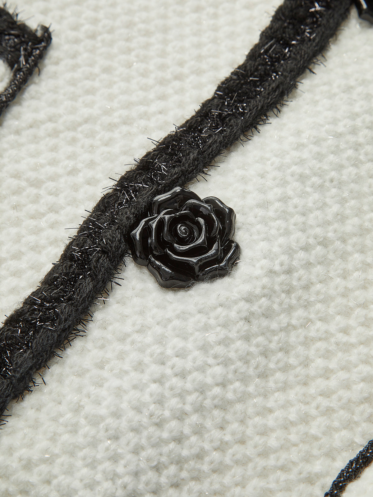 Strickjacke mit kontrastierender Bordüre und floraler Verzierung