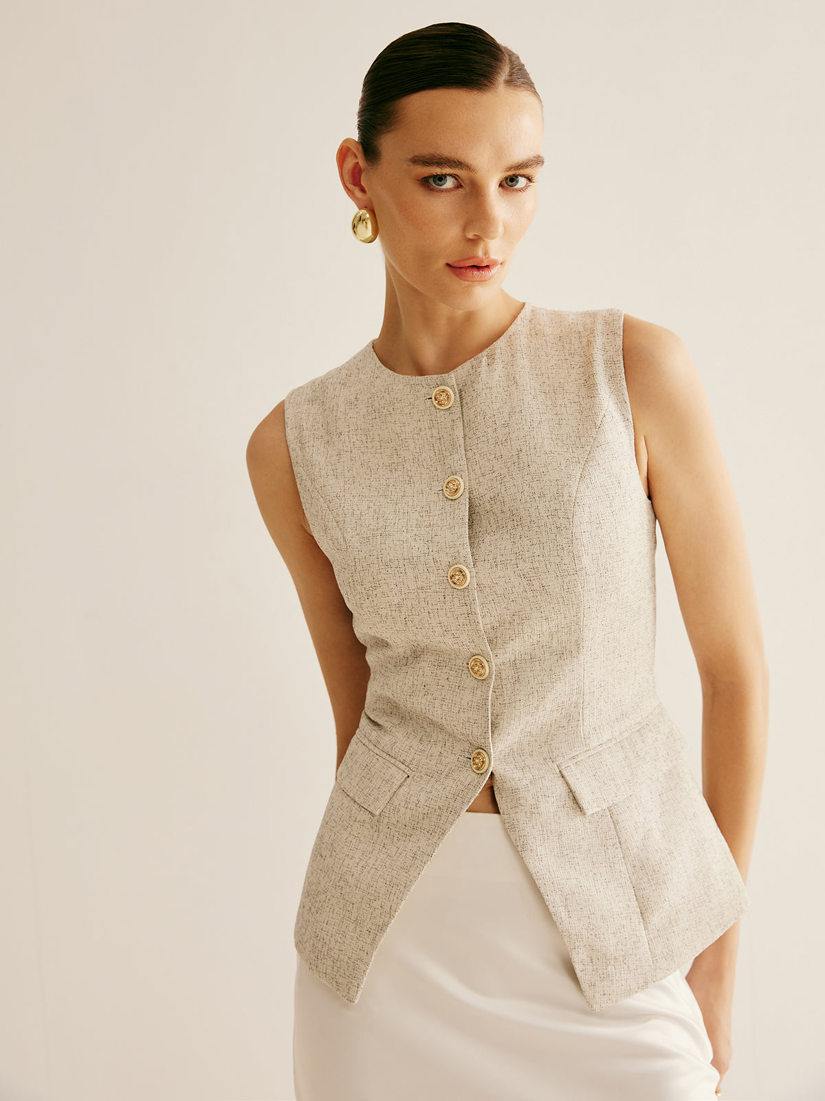 Stylish Bust-Length, Tube-Slit Vest