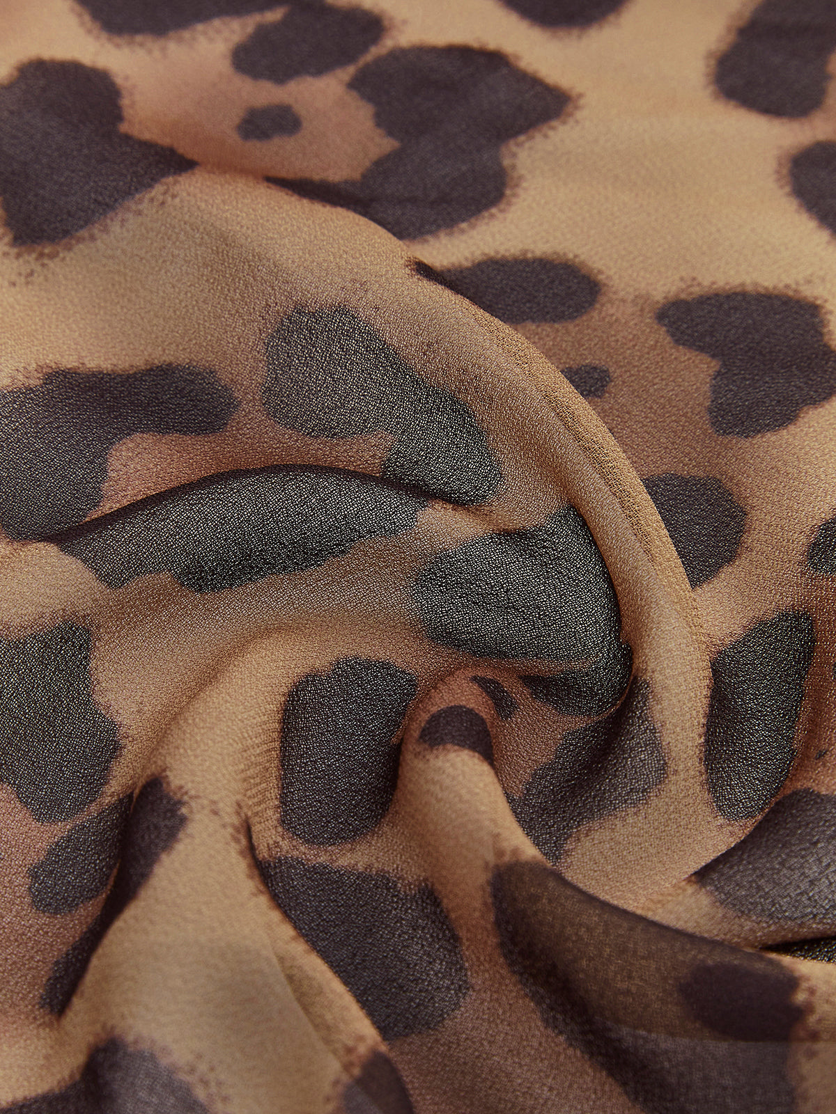 Bluse mit Leopardenmuster, halbtransparent, gerüscht und mit V-Ausschnitt