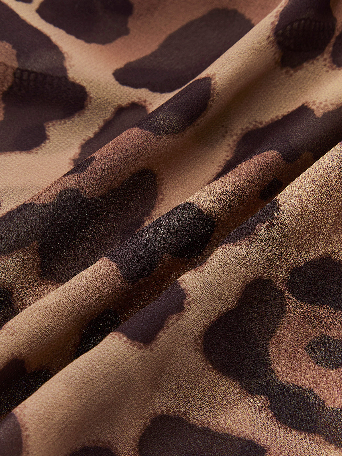 Bluse mit Leopardenmuster, halbtransparent, gerüscht und mit V-Ausschnitt