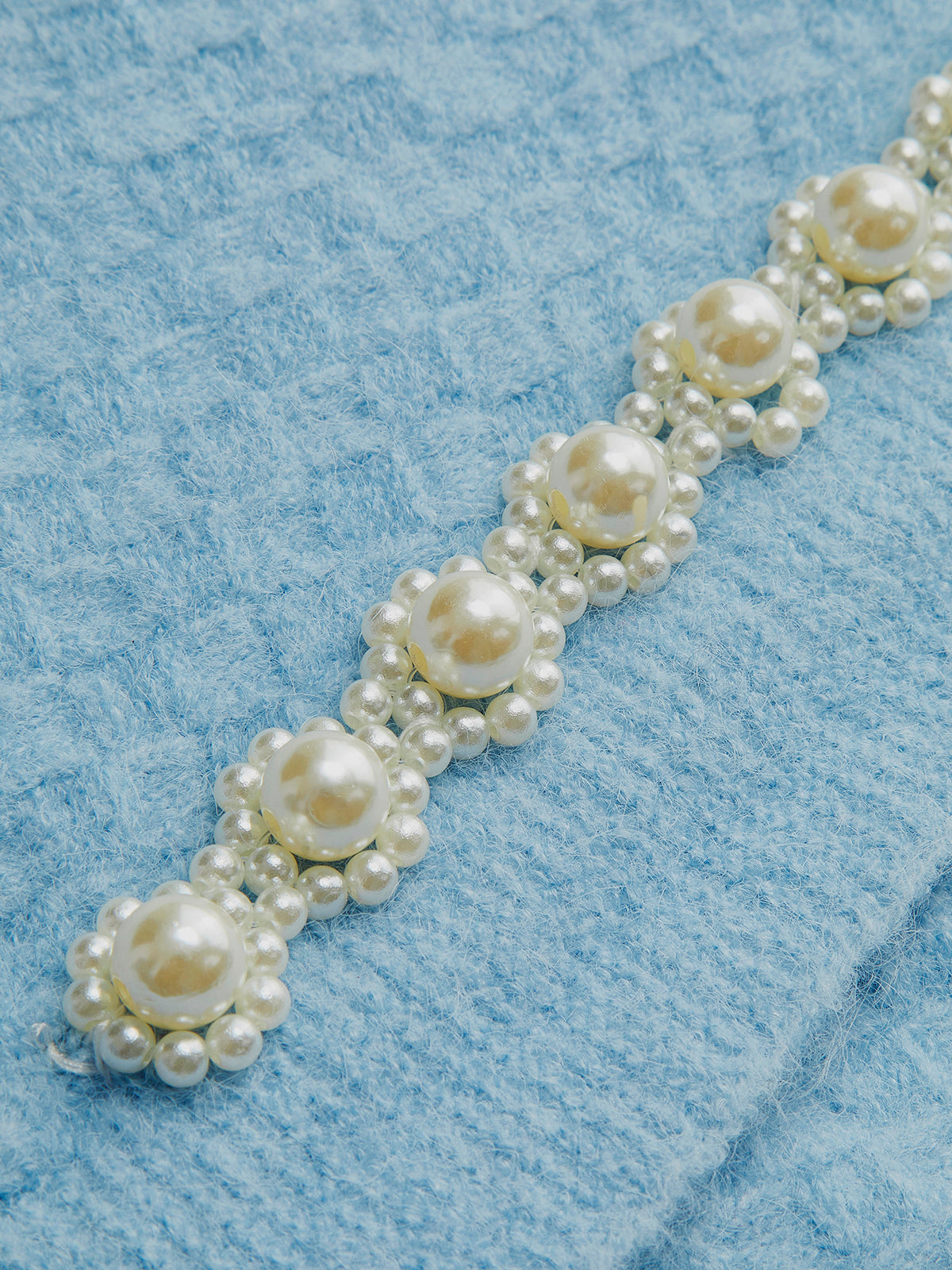 Strickweste mit Perlenbesatz und Kreuzmuster