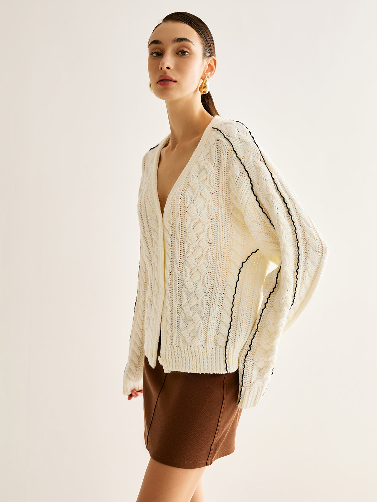 Cardigan mit Kontrastknöpfen