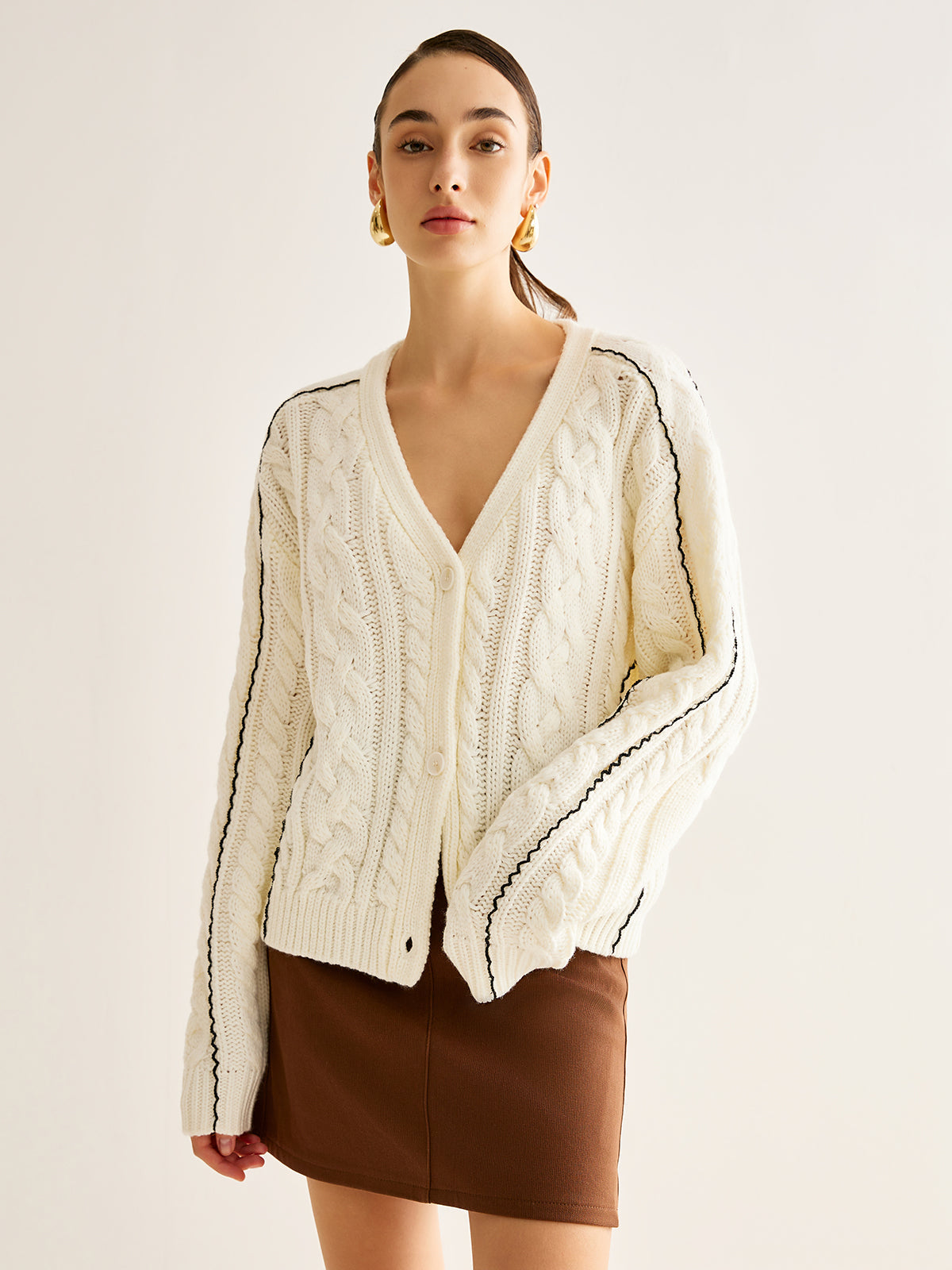 Cardigan mit Kontrastknöpfen