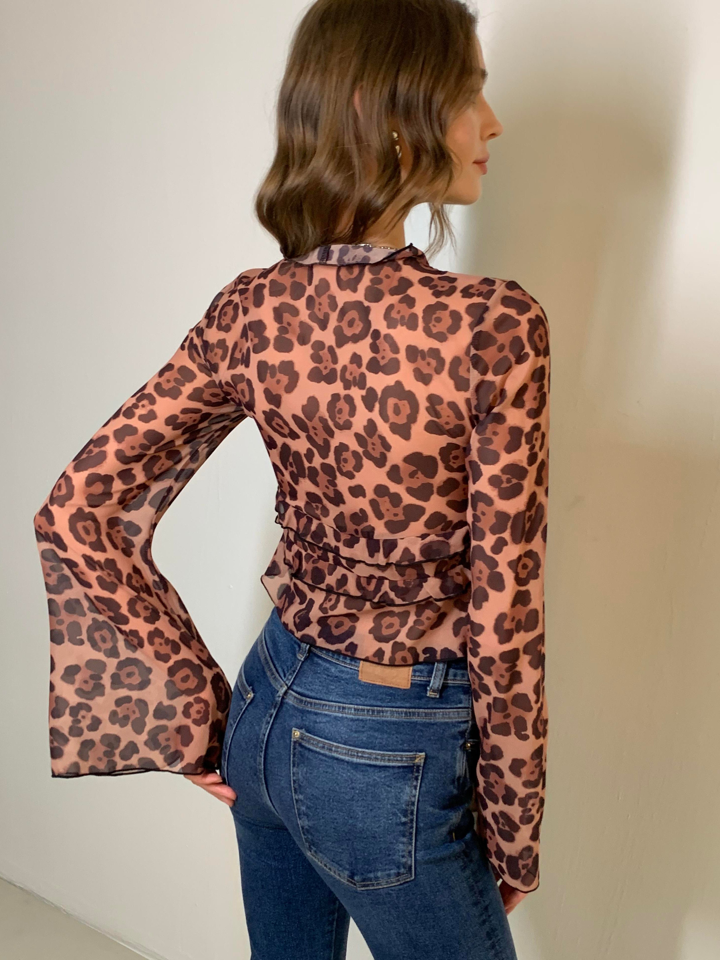 Bluse mit Leopardenmuster, halbtransparent, gerüscht und mit V-Ausschnitt