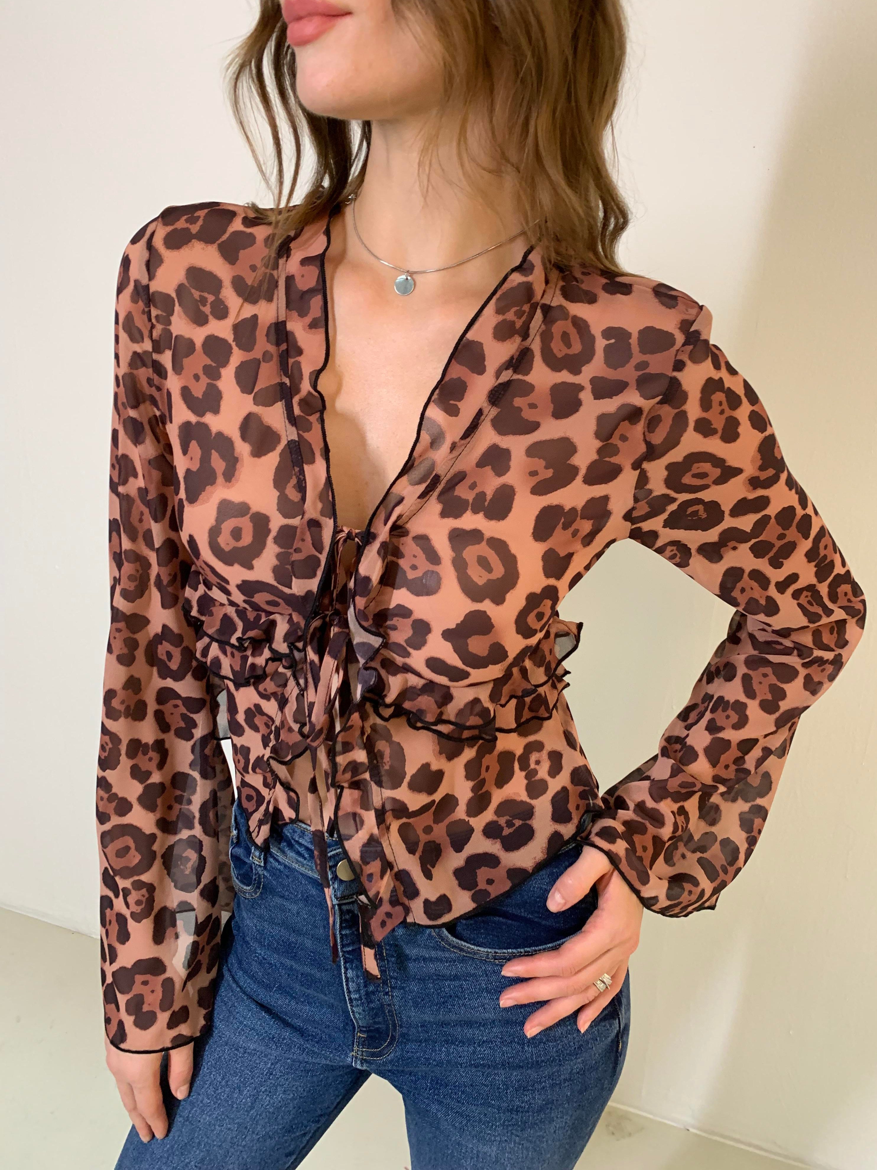 Bluse mit Leopardenmuster, halbtransparent, gerüscht und mit V-Ausschnitt