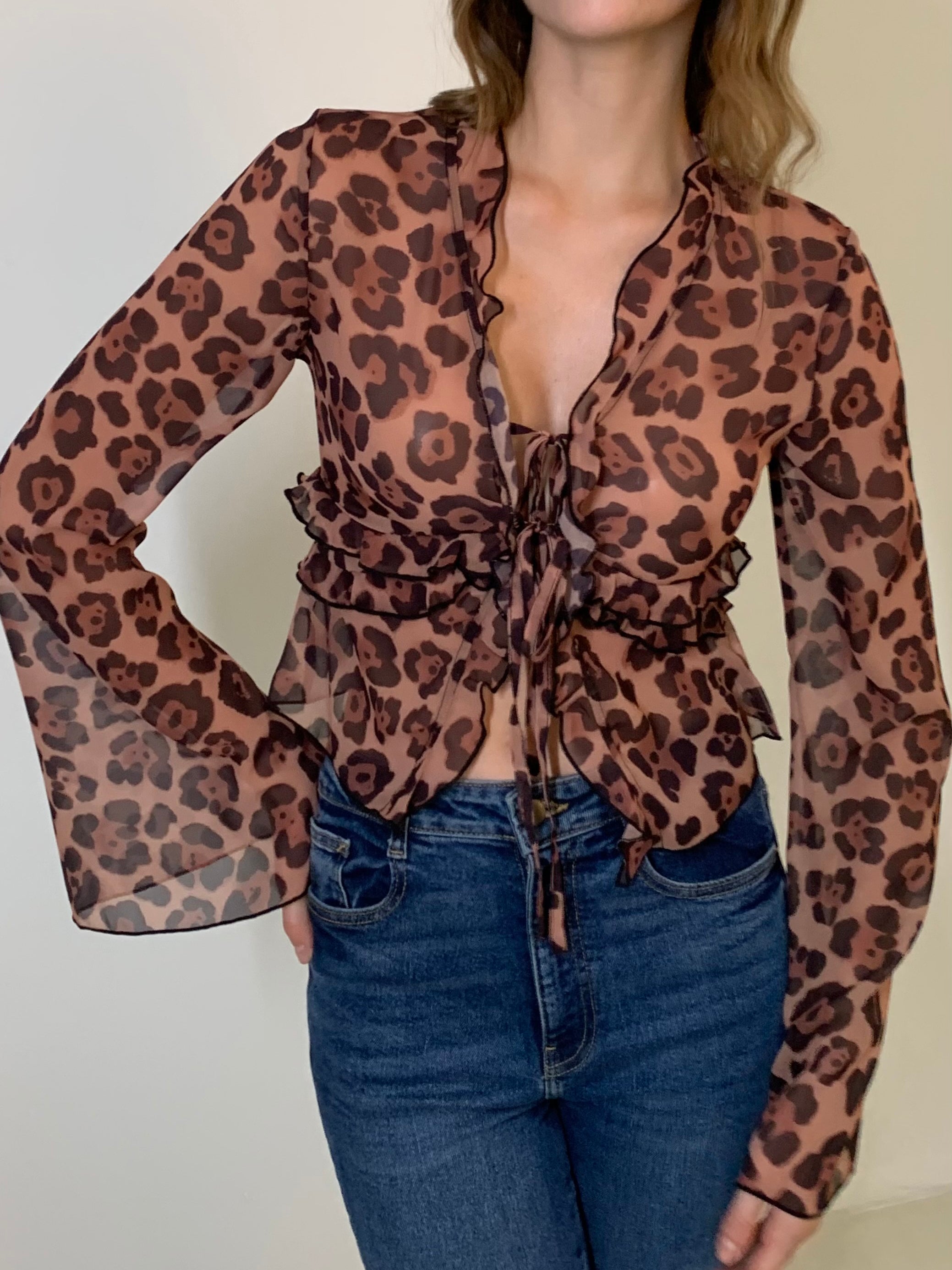 Bluse mit Leopardenmuster, halbtransparent, gerüscht und mit V-Ausschnitt