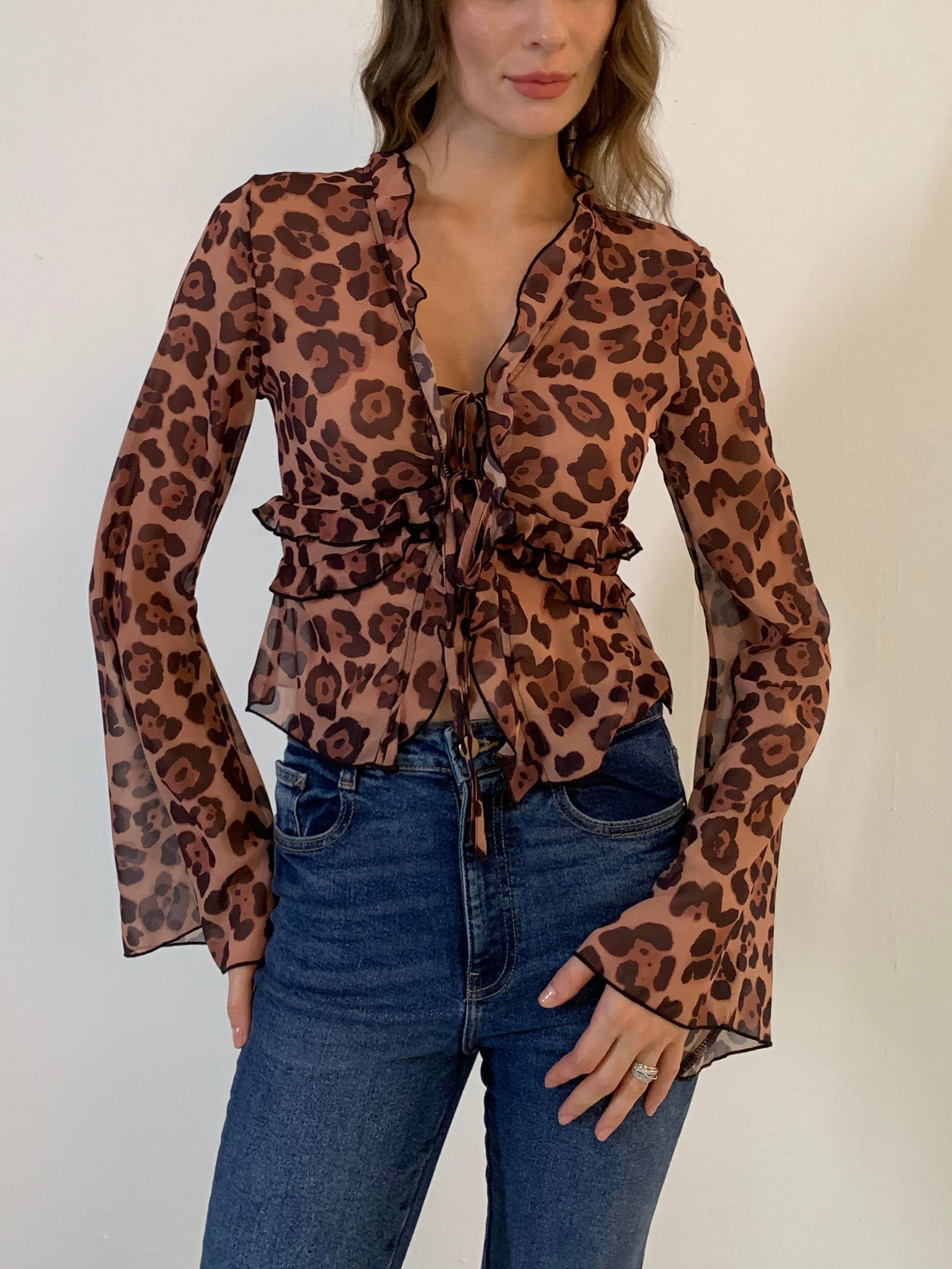 Bluse mit Leopardenmuster, halbtransparent, gerüscht und mit V-Ausschnitt
