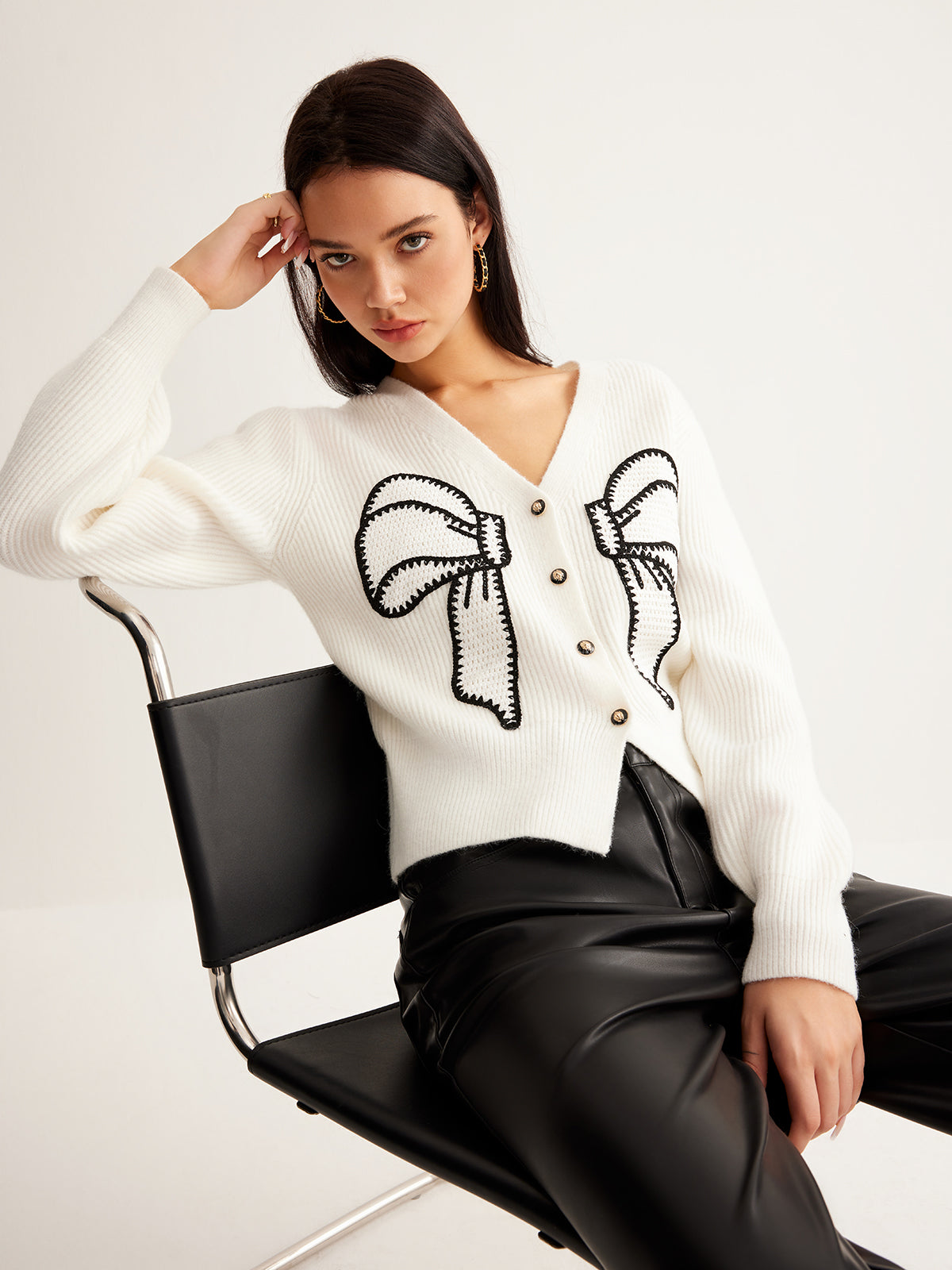 Kurzer Cardigan mit bestickter Schleife und Knöpfen
