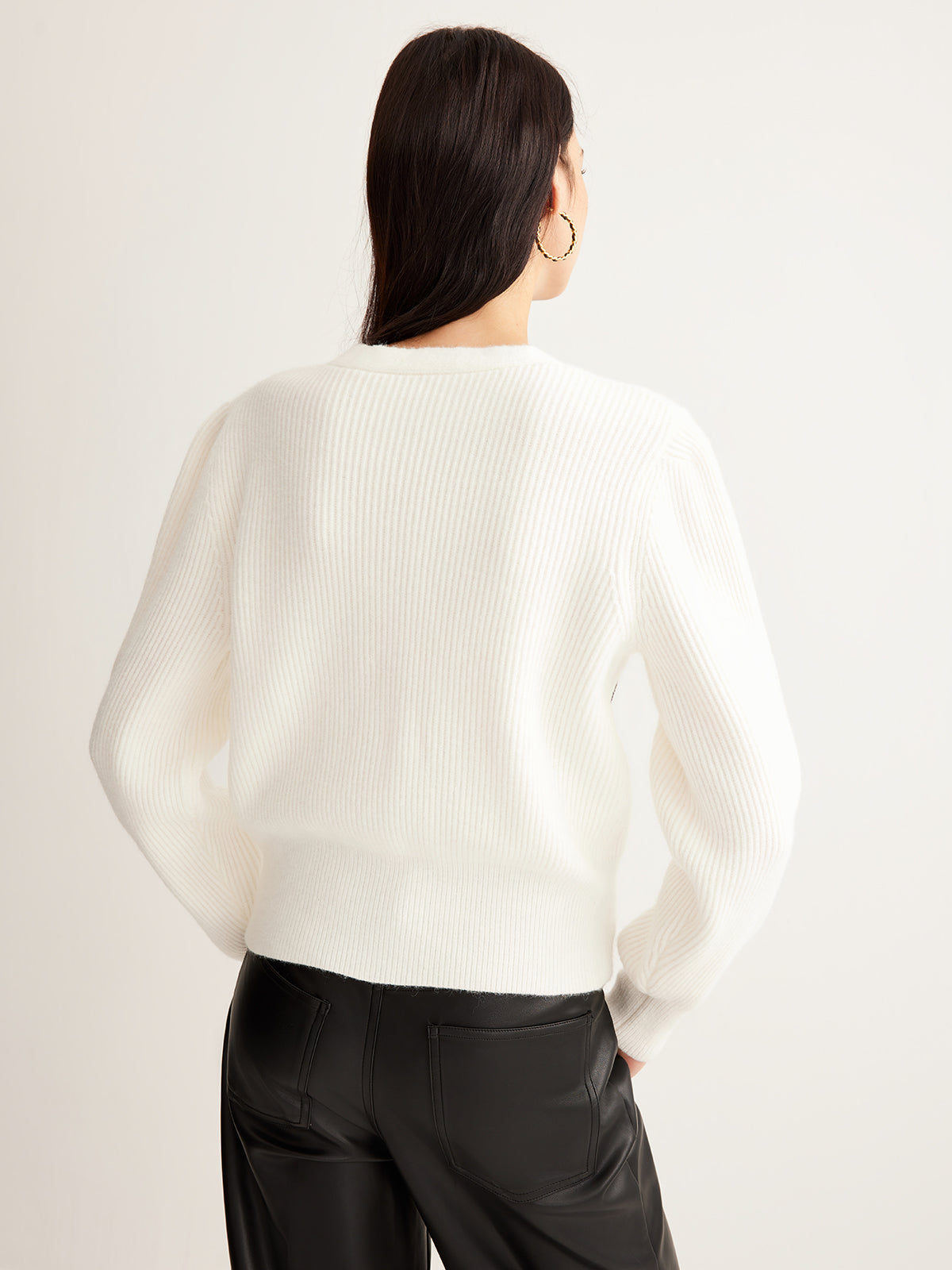 Kurzer Cardigan mit bestickter Schleife und Knöpfen