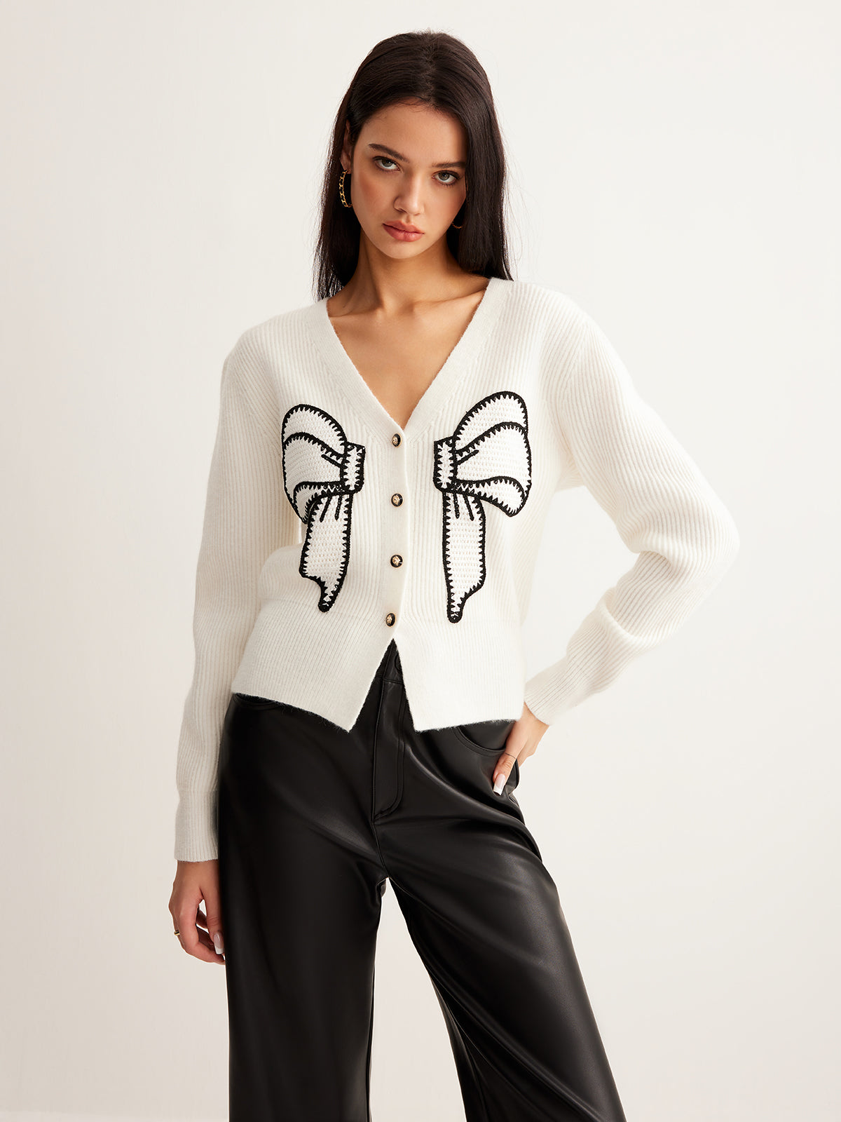 Kurzer Cardigan mit bestickter Schleife und Knöpfen