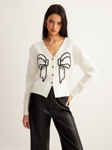 Kurzer Cardigan mit bestickter Schleife und Knöpfen