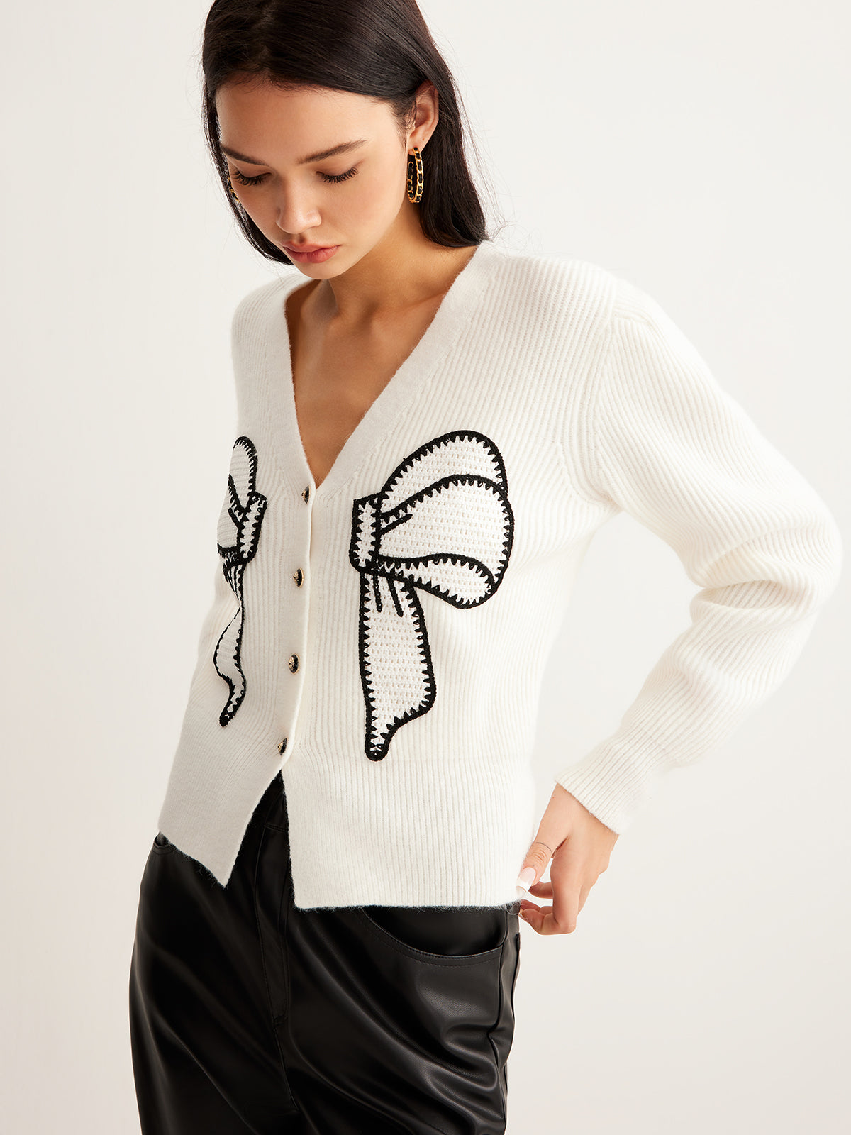 Kurzer Cardigan mit bestickter Schleife und Knöpfen
