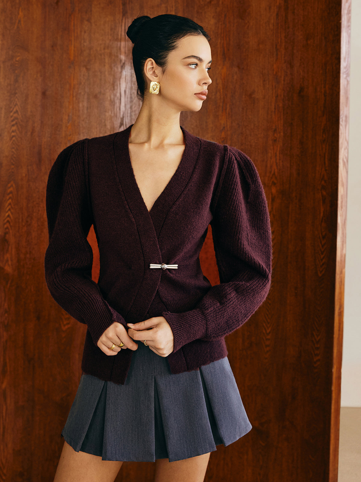 Strickjacke mit V-Ausschnitt und Puffärmeln