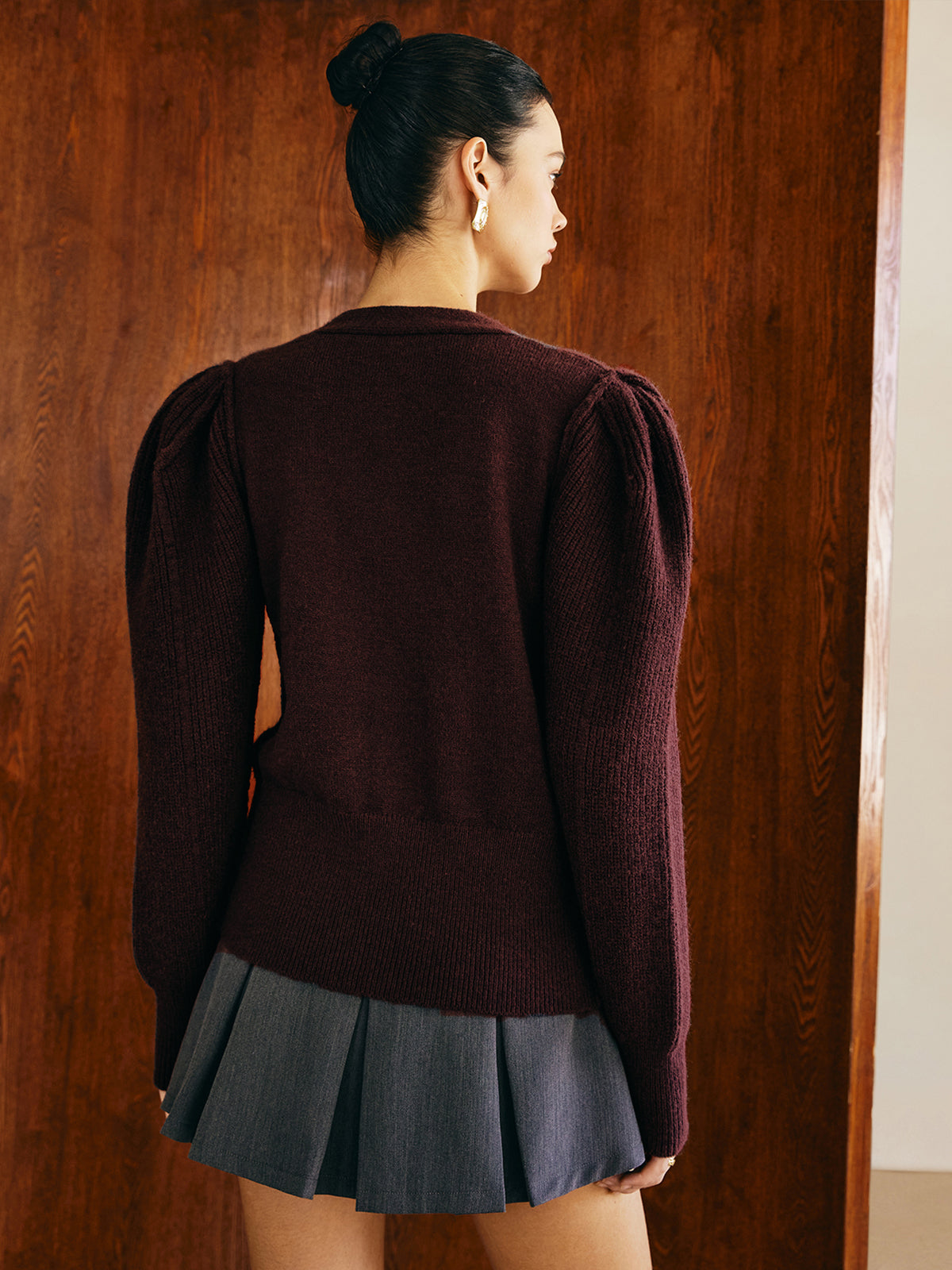 Strickjacke mit V-Ausschnitt und Puffärmeln