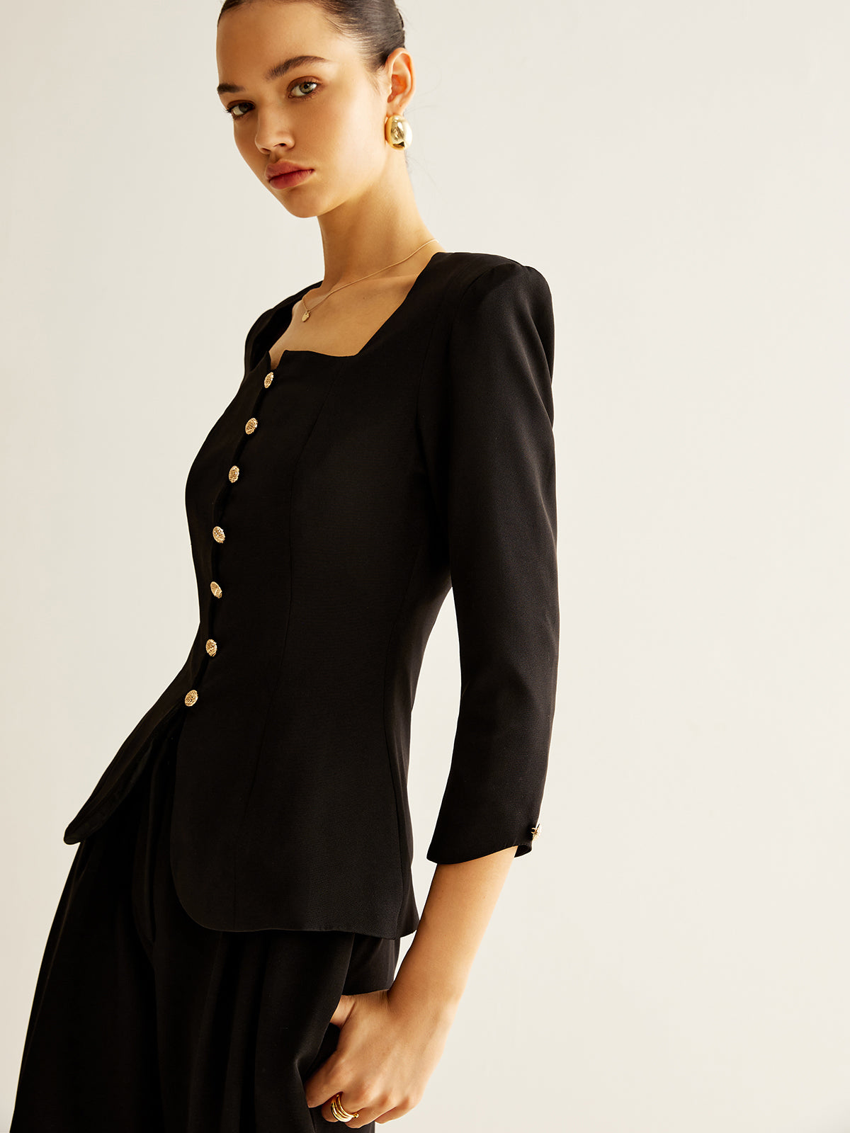 Bluse mit eckigem Ausschnitt, Knopfleiste und Schlitz