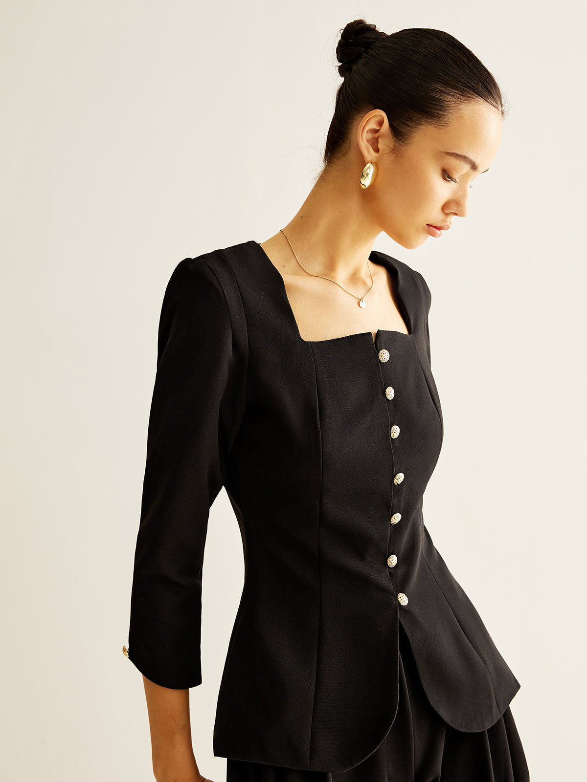 Bluse mit eckigem Ausschnitt, Knopfleiste und Schlitz
