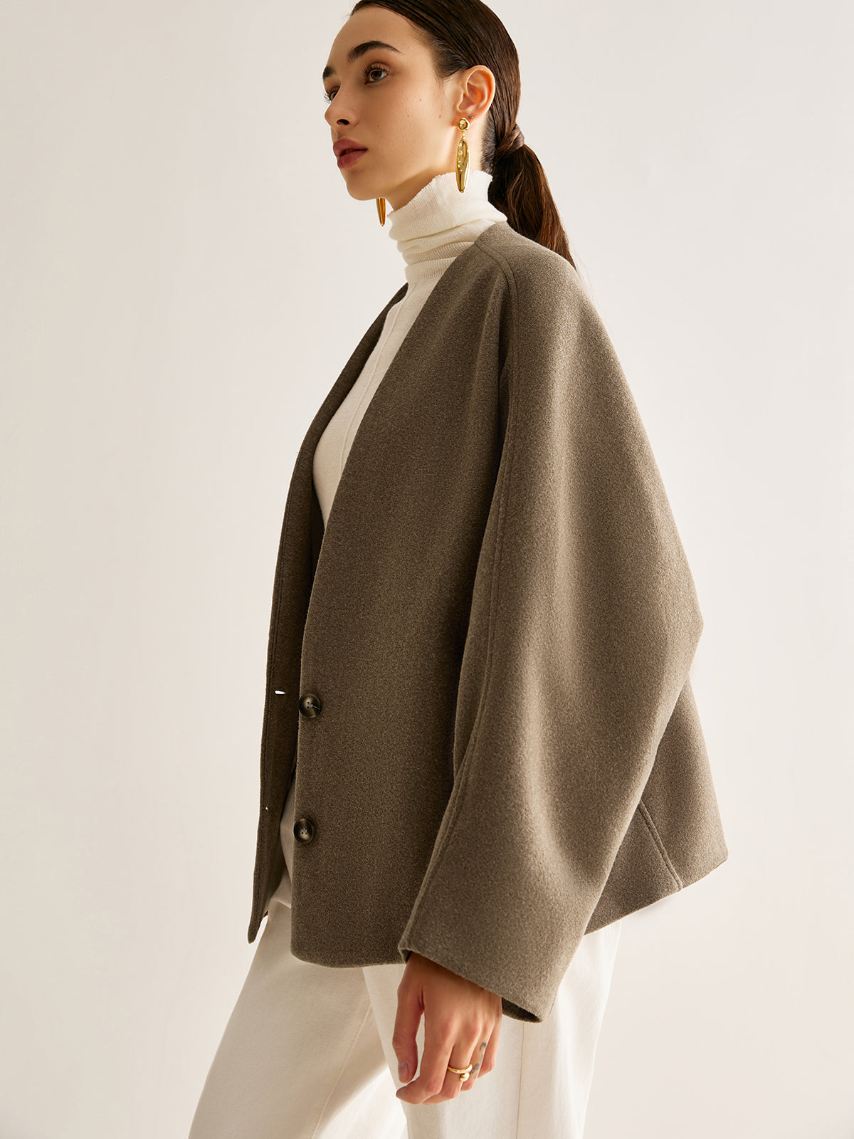 Lockere, warme Jacke mit V-Ausschnitt