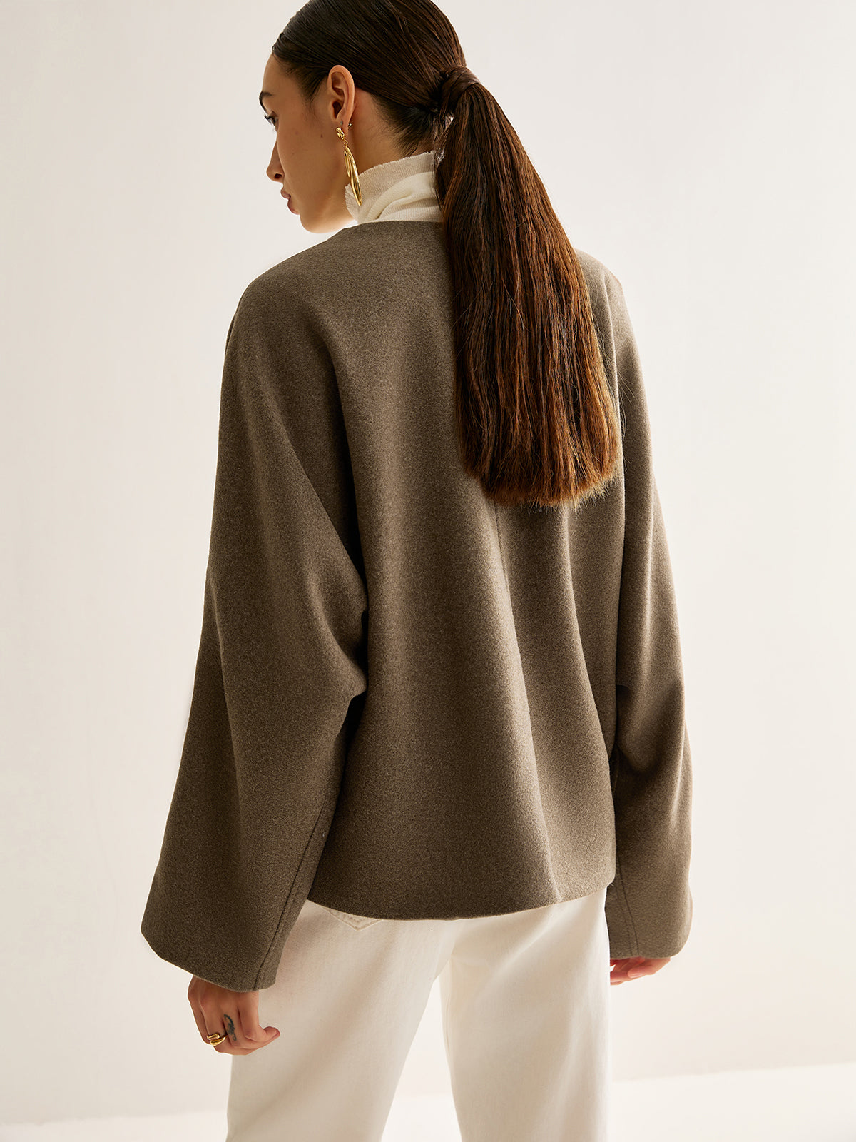 Lockere, warme Jacke mit V-Ausschnitt