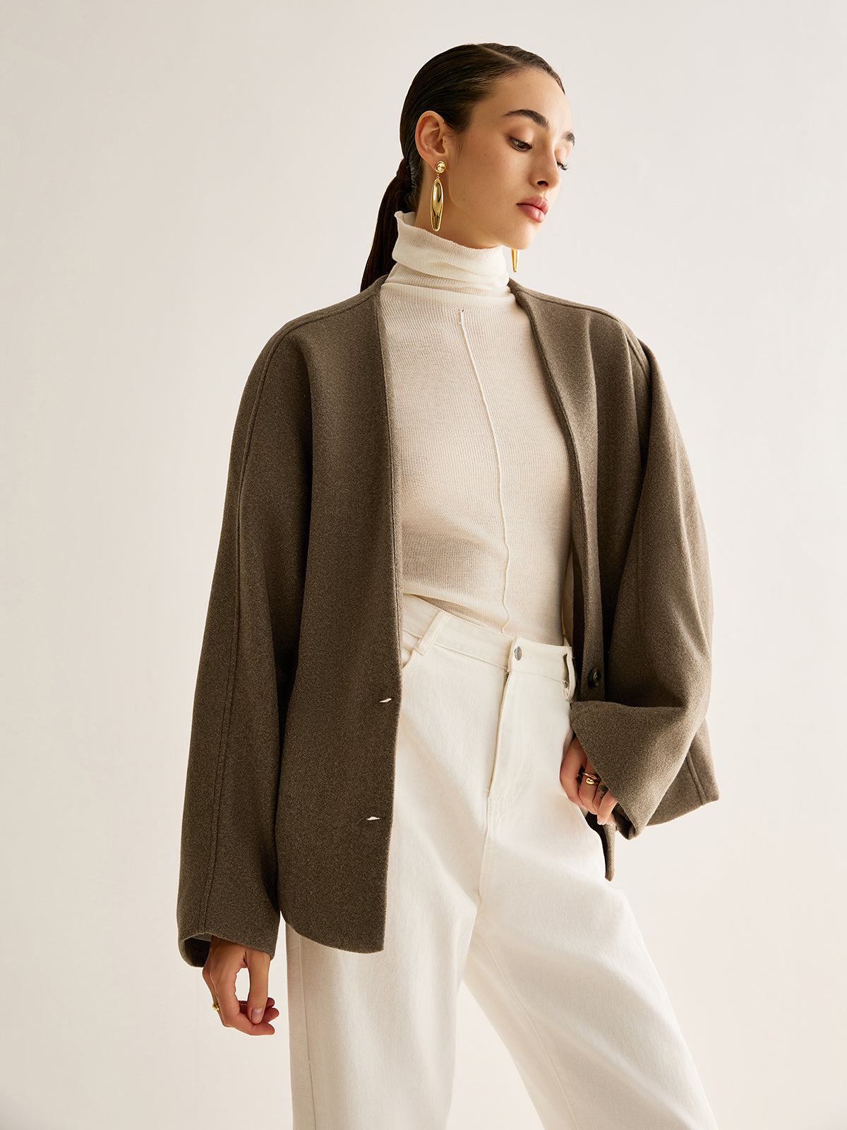 Lockere, warme Jacke mit V-Ausschnitt
