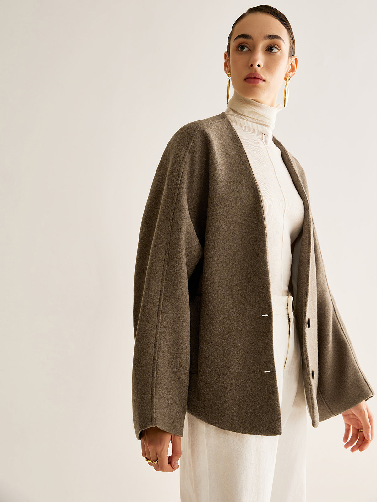 Lockere, warme Jacke mit V-Ausschnitt