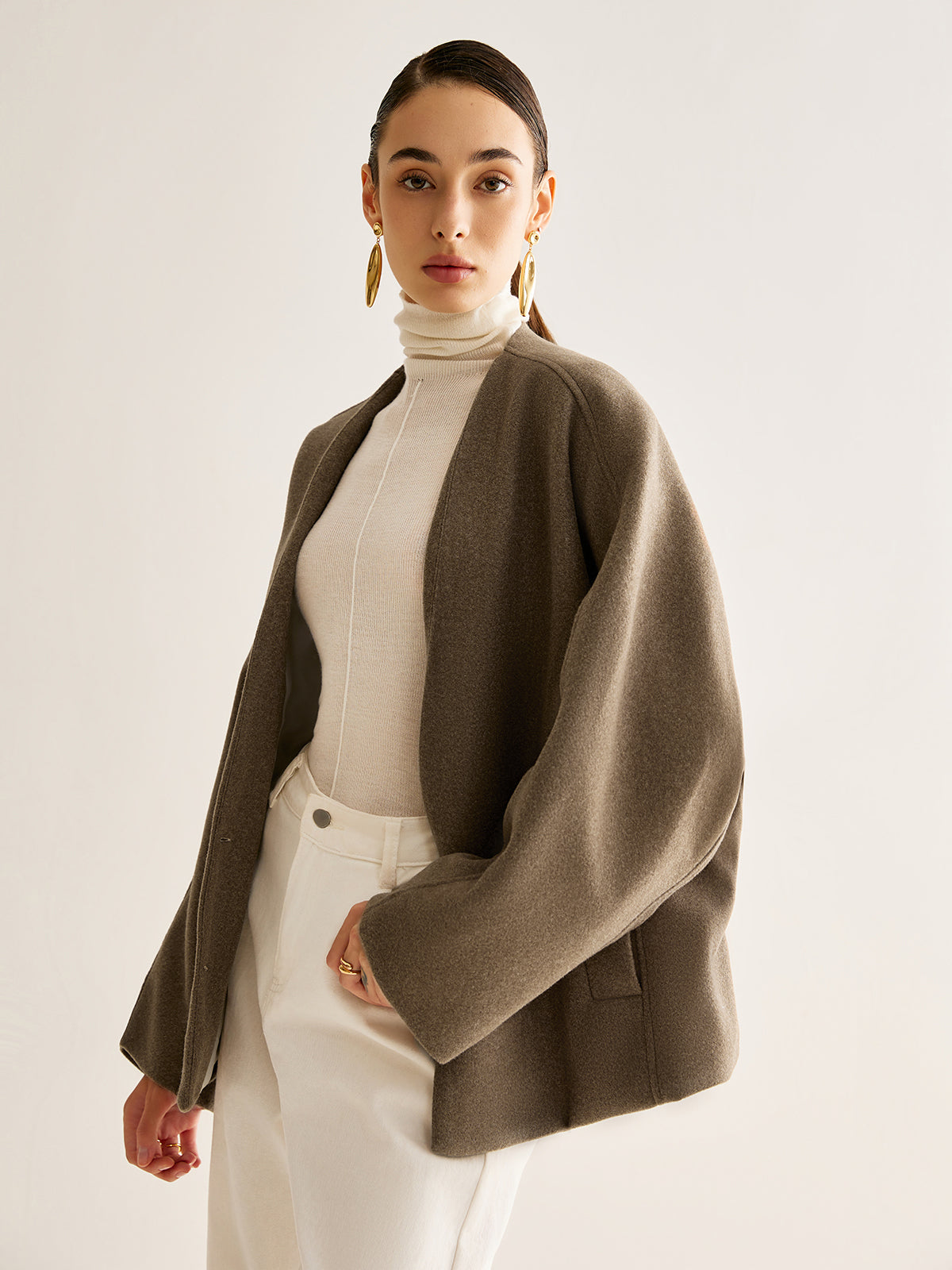 Lockere, warme Jacke mit V-Ausschnitt