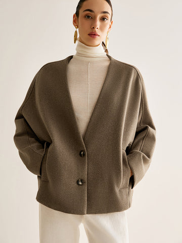 Lockere, warme Jacke mit V-Ausschnitt