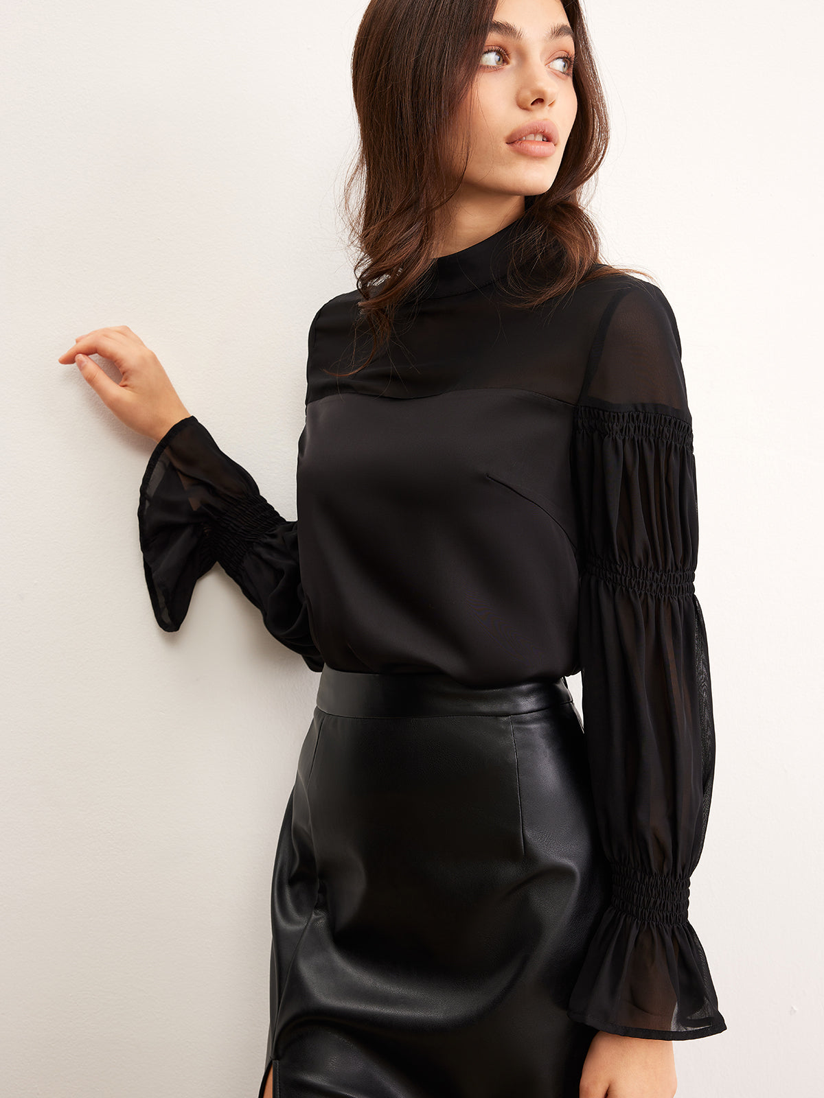 Chiffonbluse mit hohem Kragen