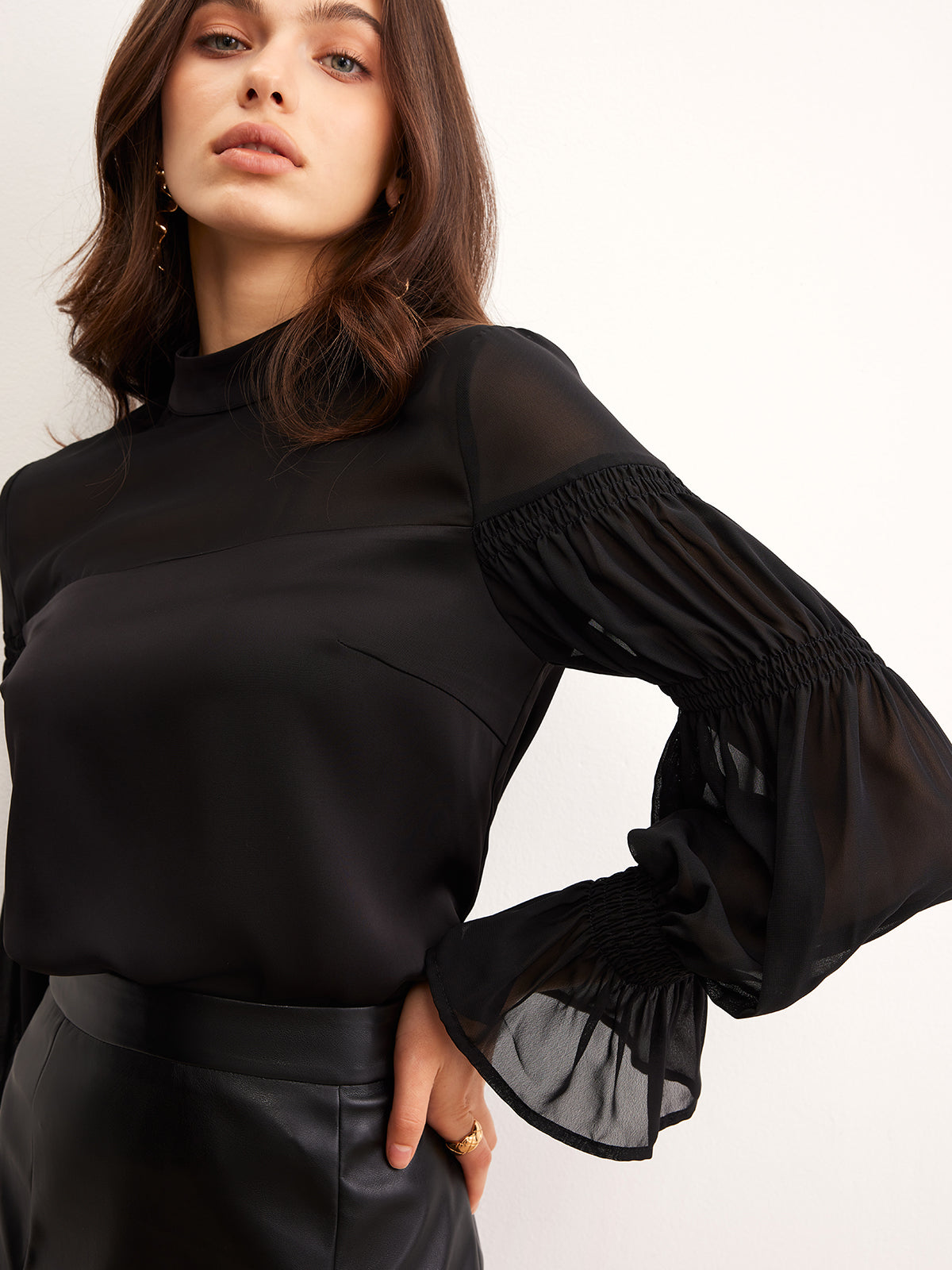Chiffonbluse mit hohem Kragen
