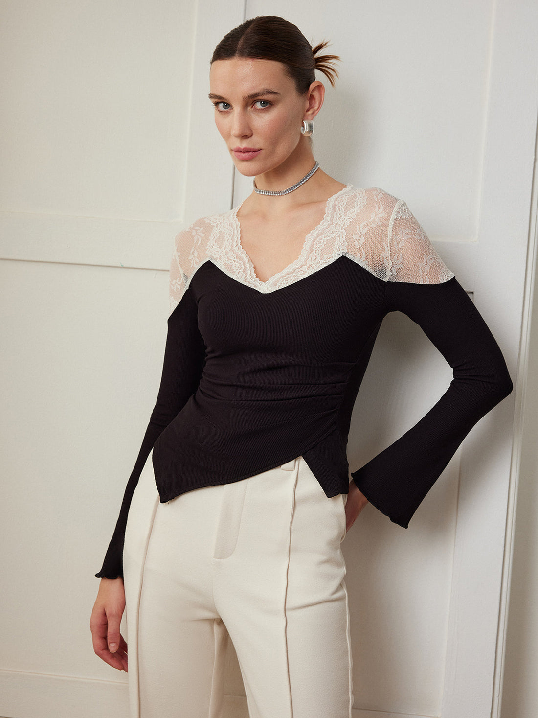 Elegante, asymmetrische, figurbetonte Bluse mit Spitzeneinsätzen 