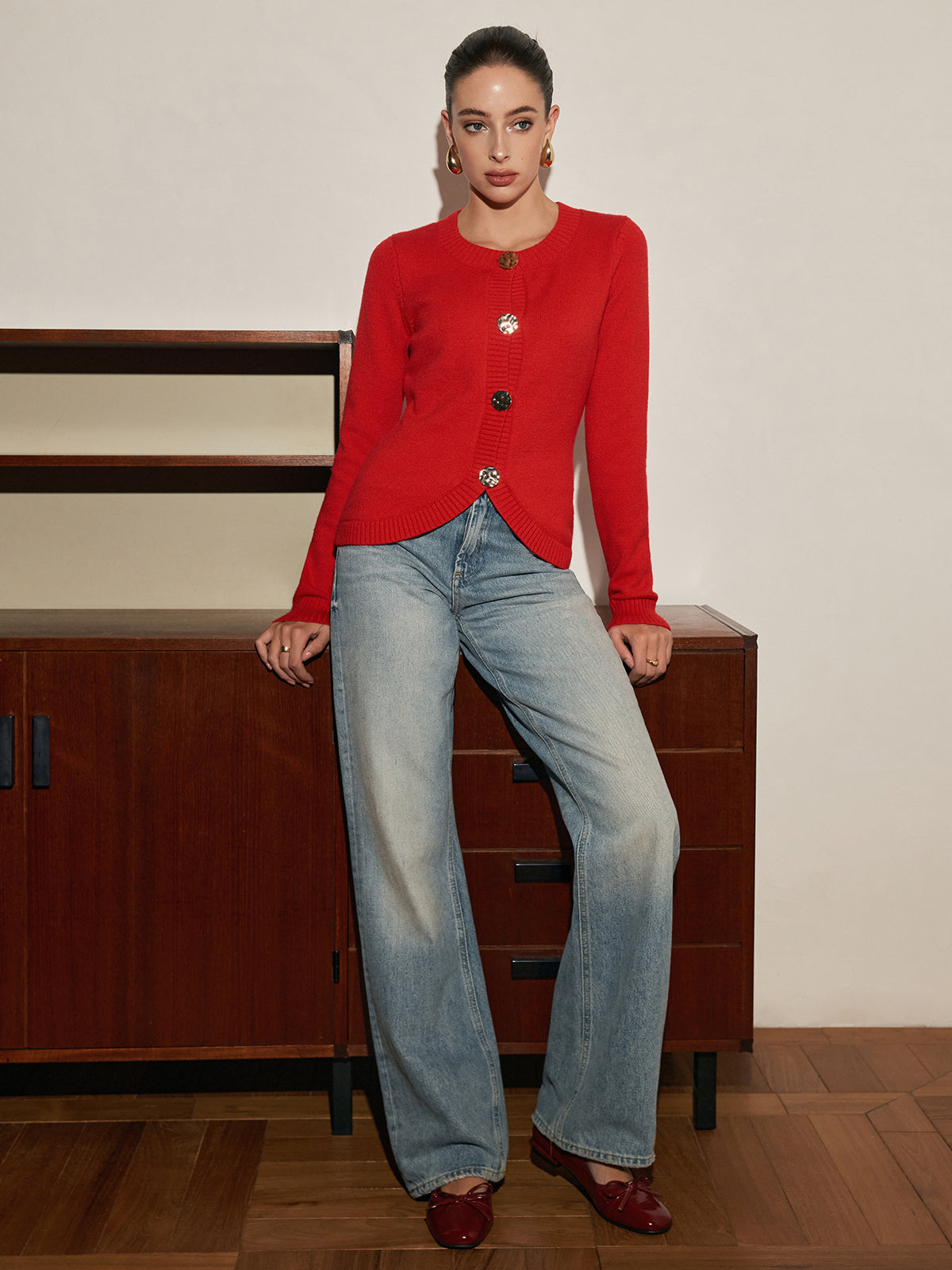 Elegante Strickjacke mit Metallknöpfen