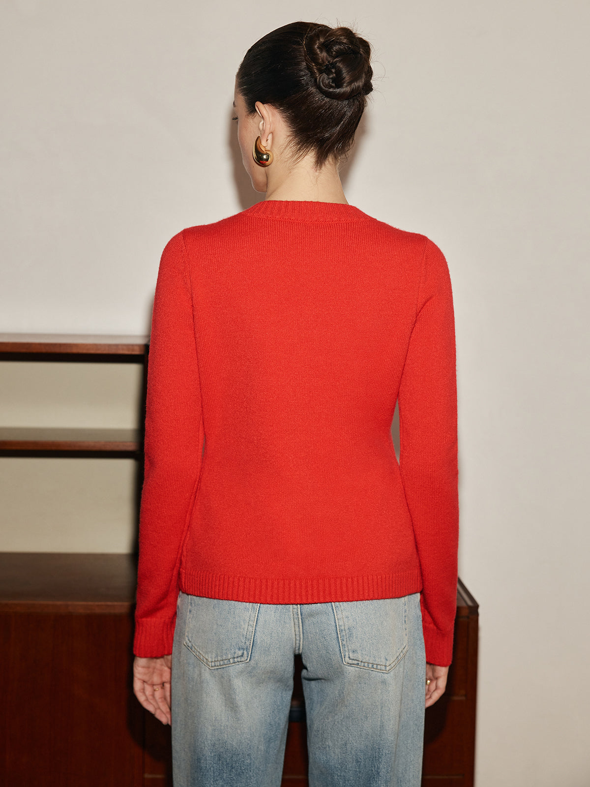 Elegante Strickjacke mit Metallknöpfen