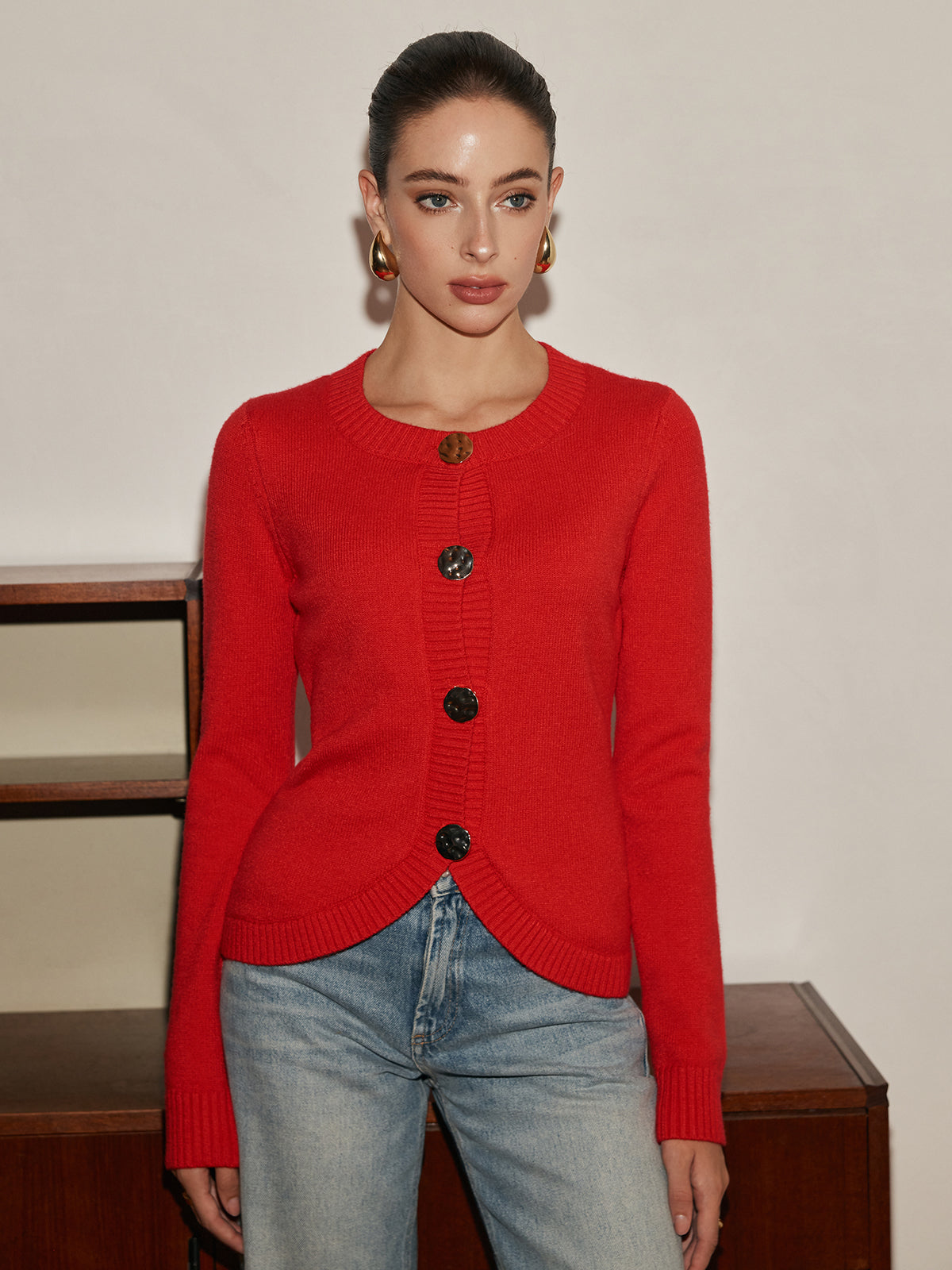 Elegante Strickjacke mit Metallknöpfen