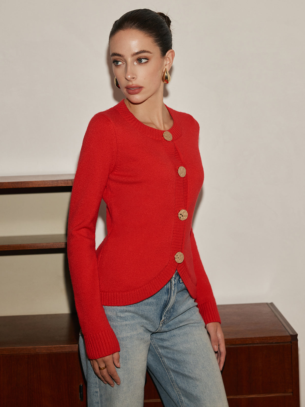 Elegante Strickjacke mit Metallknöpfen
