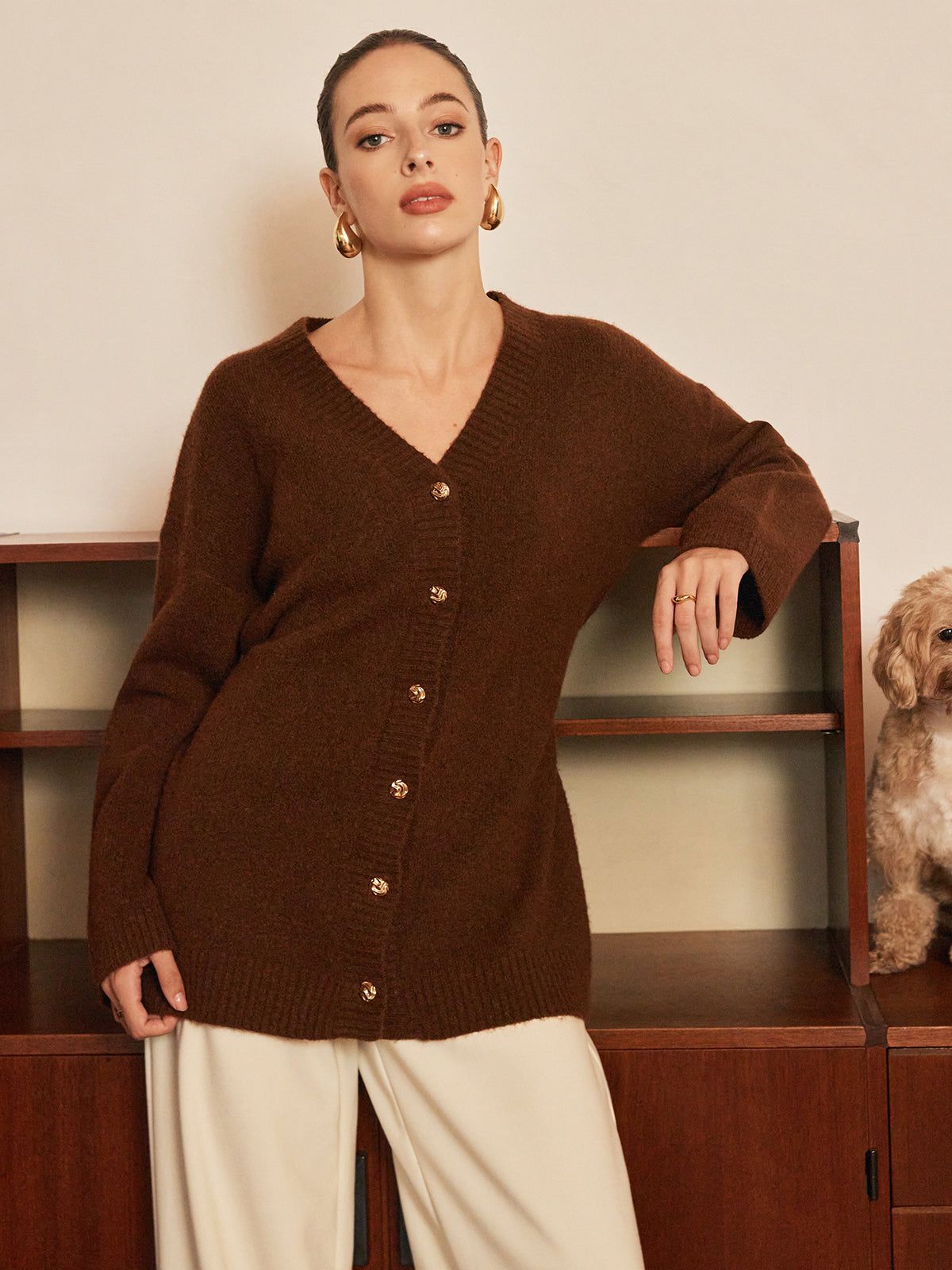 Strickjacke aus Wollmischgewebe mit Metallknöpfen und Gürtel